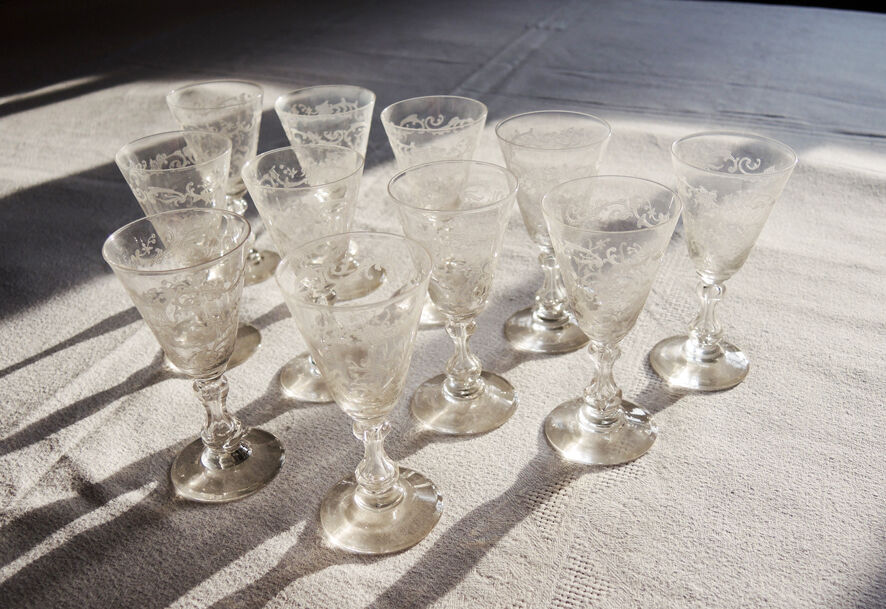 Former service of 30 engraved crystal foot glasses