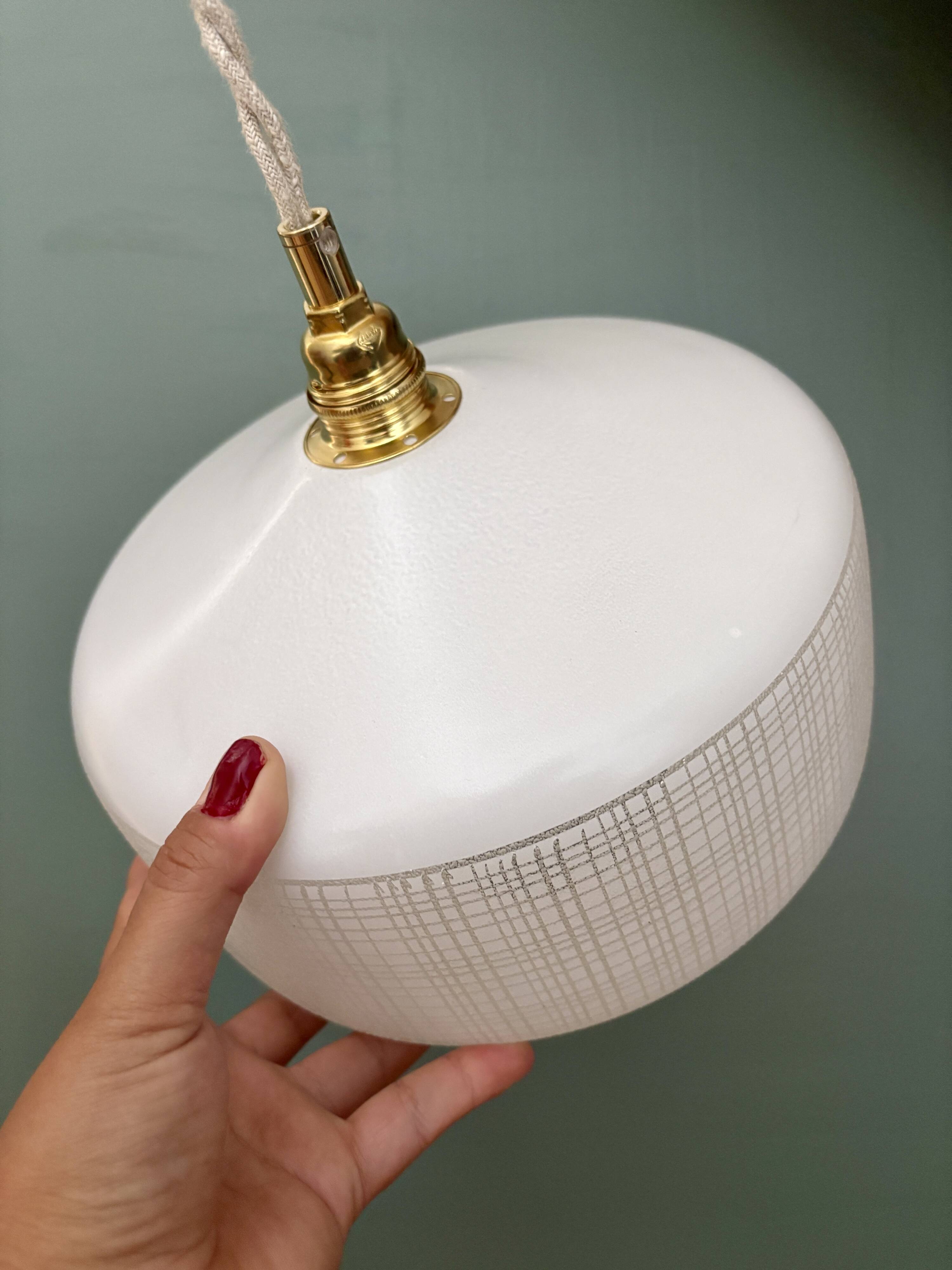 Suspension globe vintage en opaline blanche