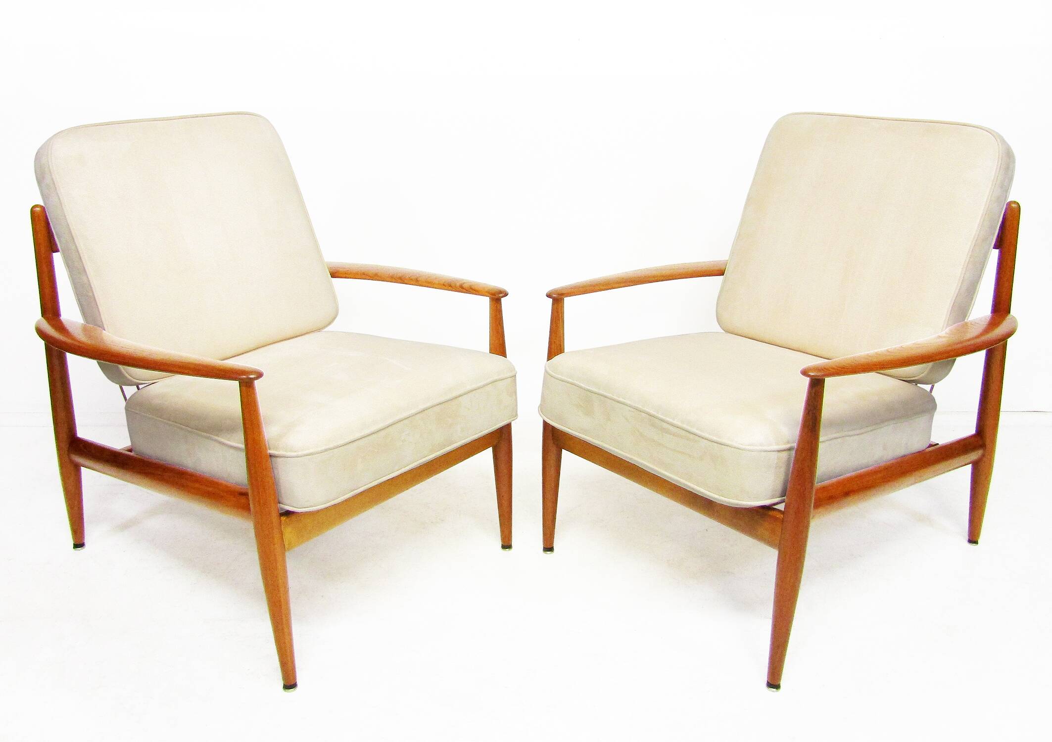 Two "118" Lounge Chairs by Grete Jalk