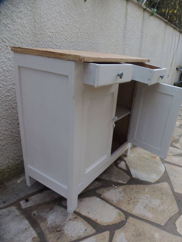 Buffet parisien vintage  réenchanté en gris perle, plateau bois.