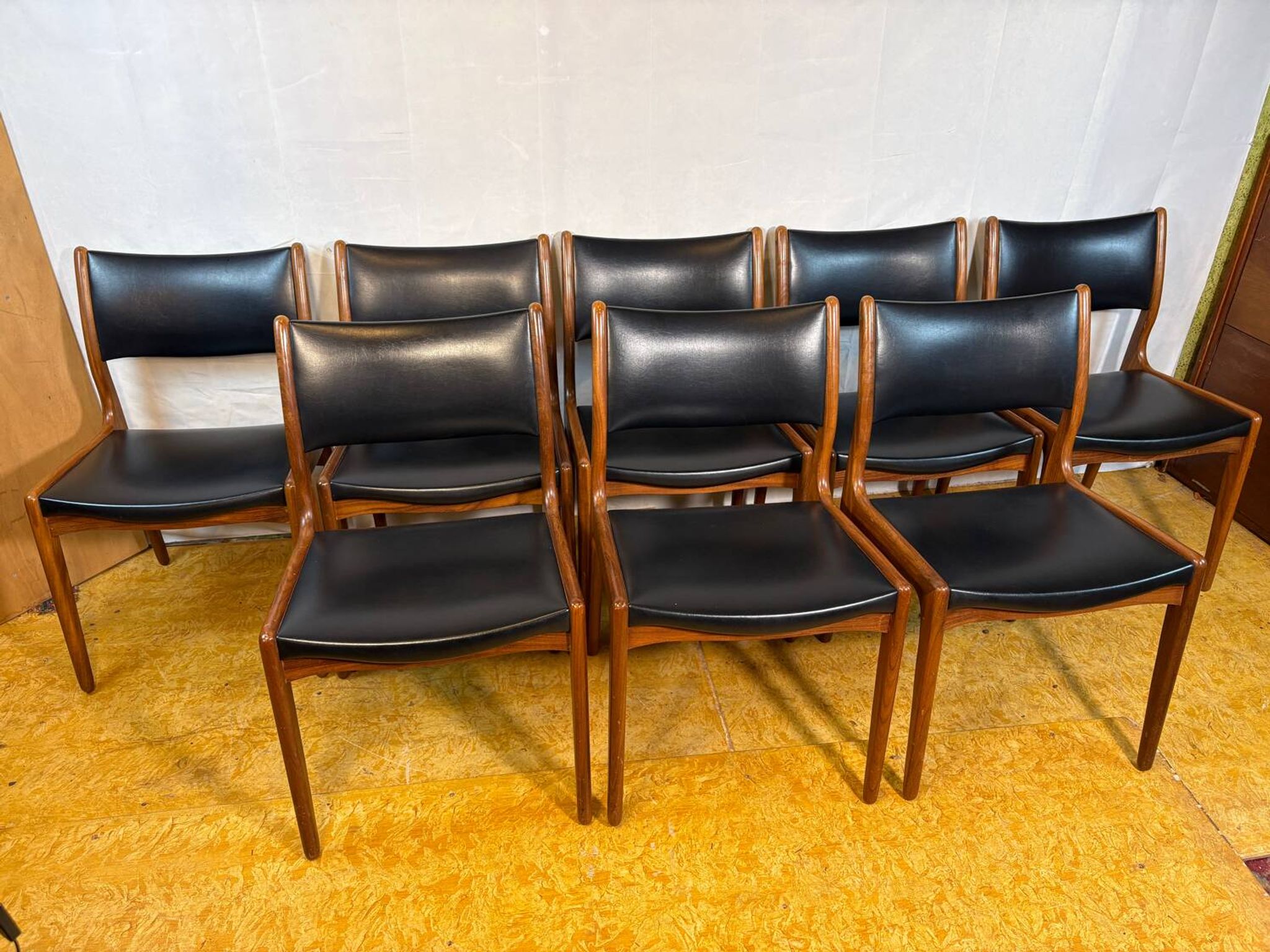 Ensemble de 8 chaises de salle à manger rétro milieu du siècle par Johannes Andersen pour Uldu