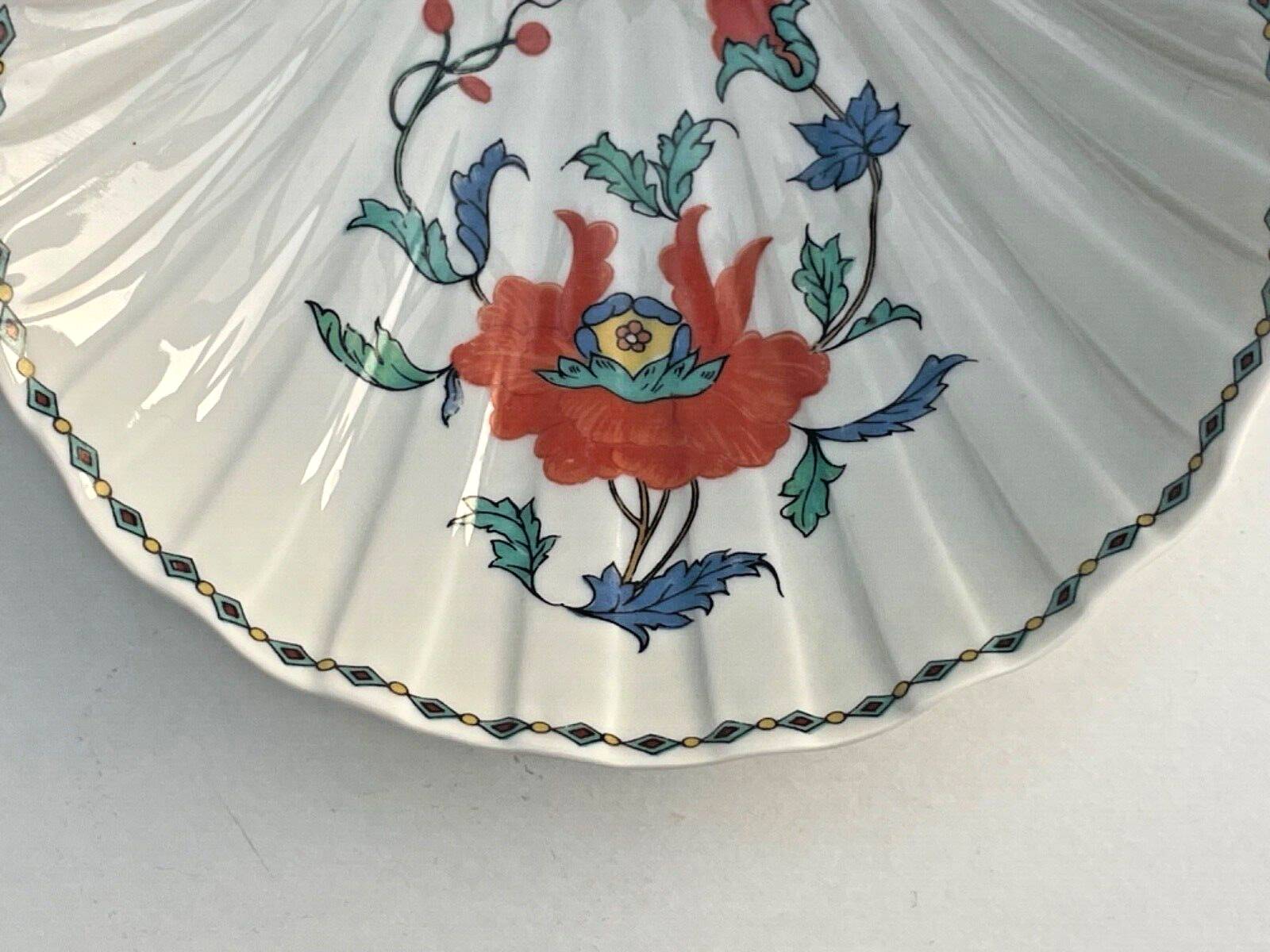 Paris porcelain shell-shaped pocket emptier with vintage poppy decoration