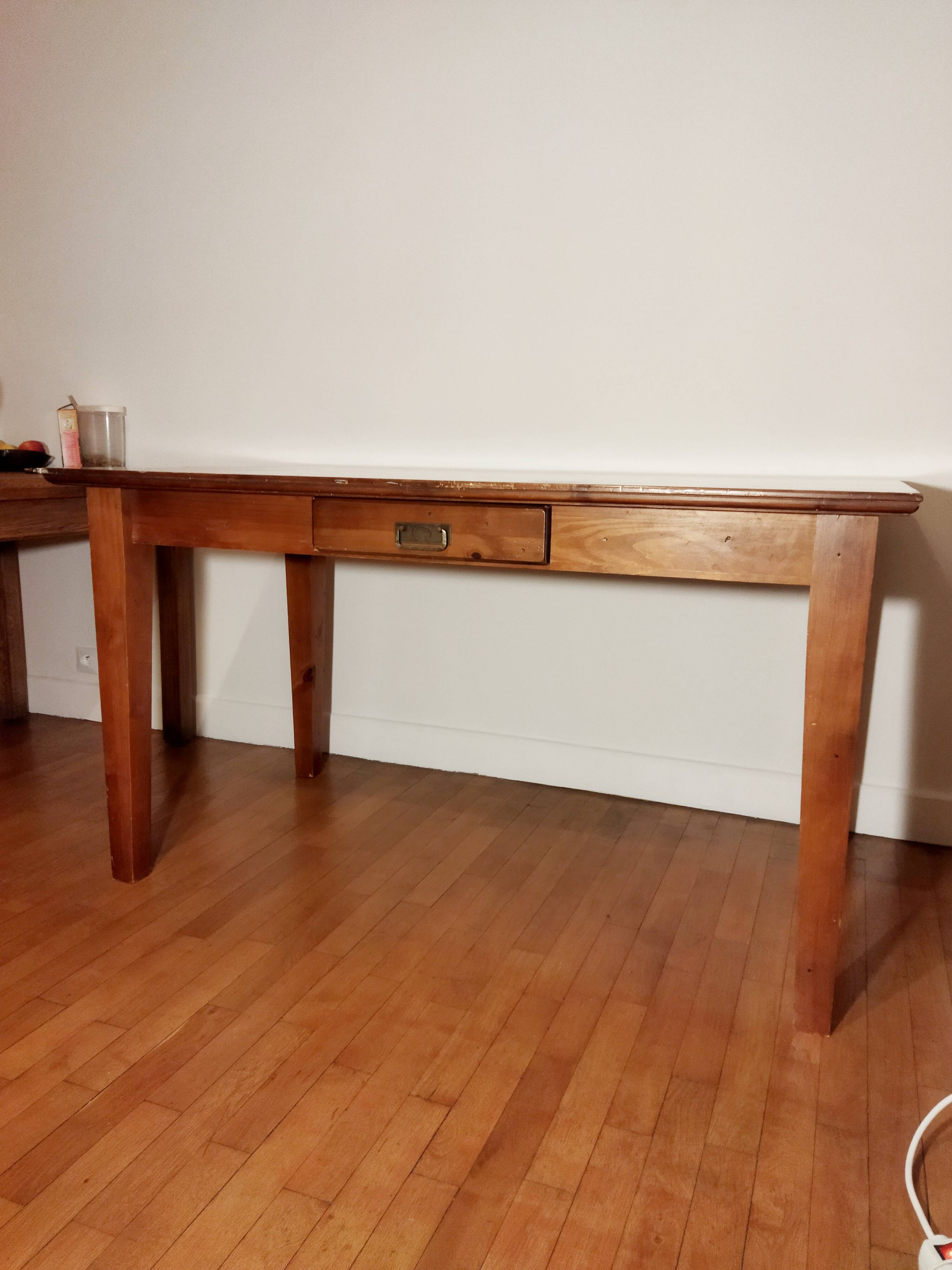 Table feet spindles