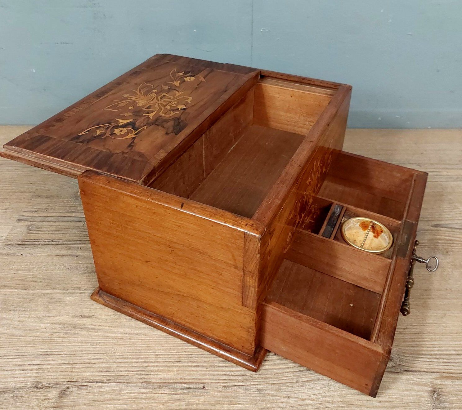 Smoking box with Charles X style system in marquetry