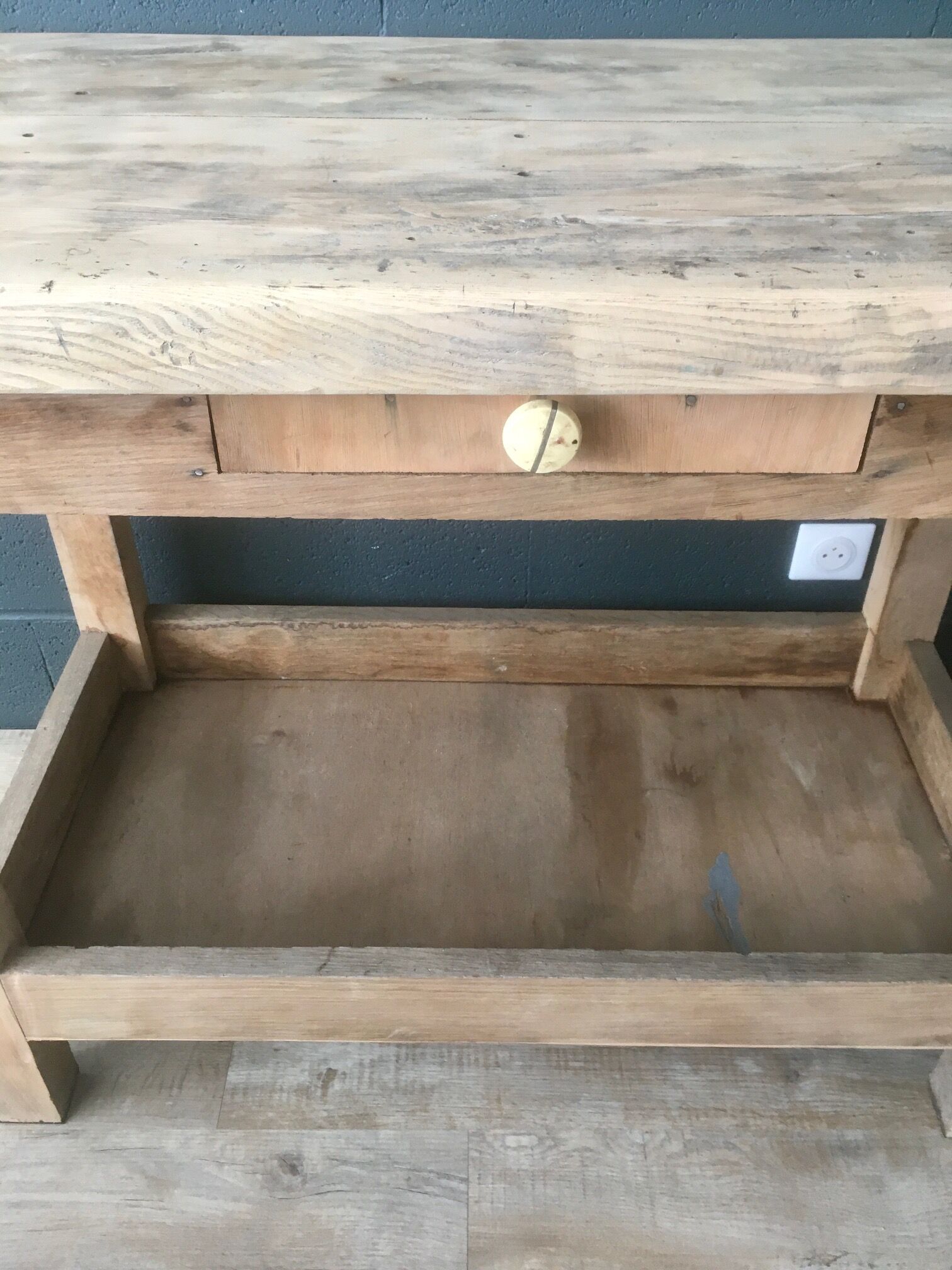 Workbench made of light wood