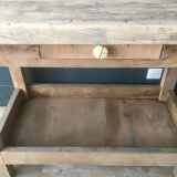 Workbench made of light wood