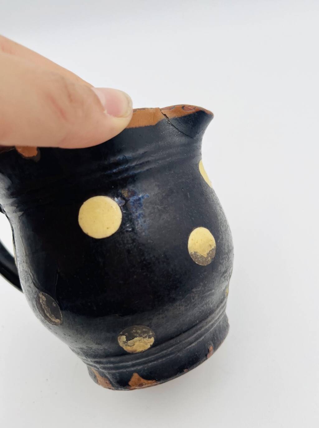 Petit pichet savoyard en terre cuite vernissée noir à pois - 637010