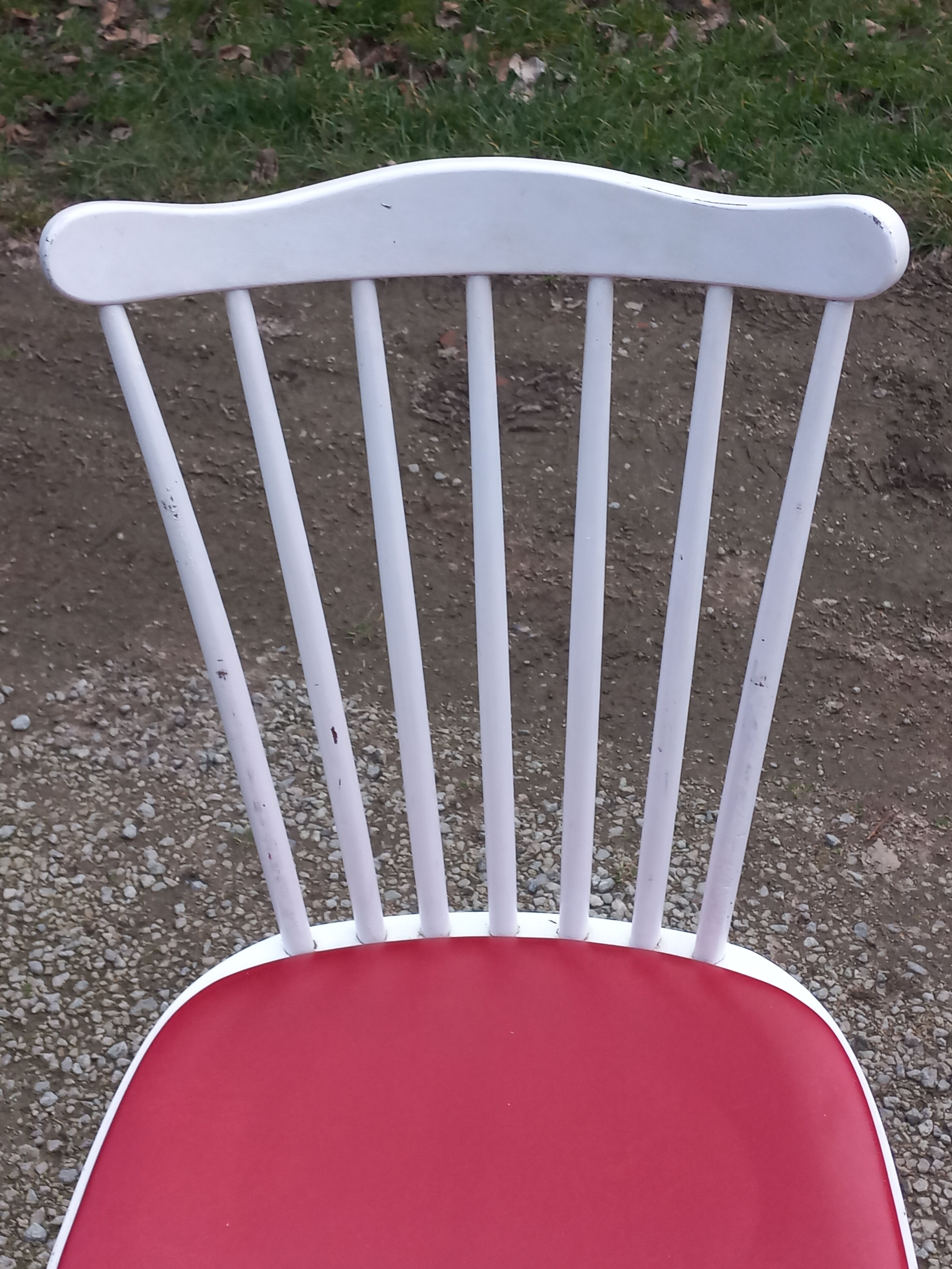 Set of 4 Scandinavian style chairs from the 50s in white lacquered wood and red skaï patties