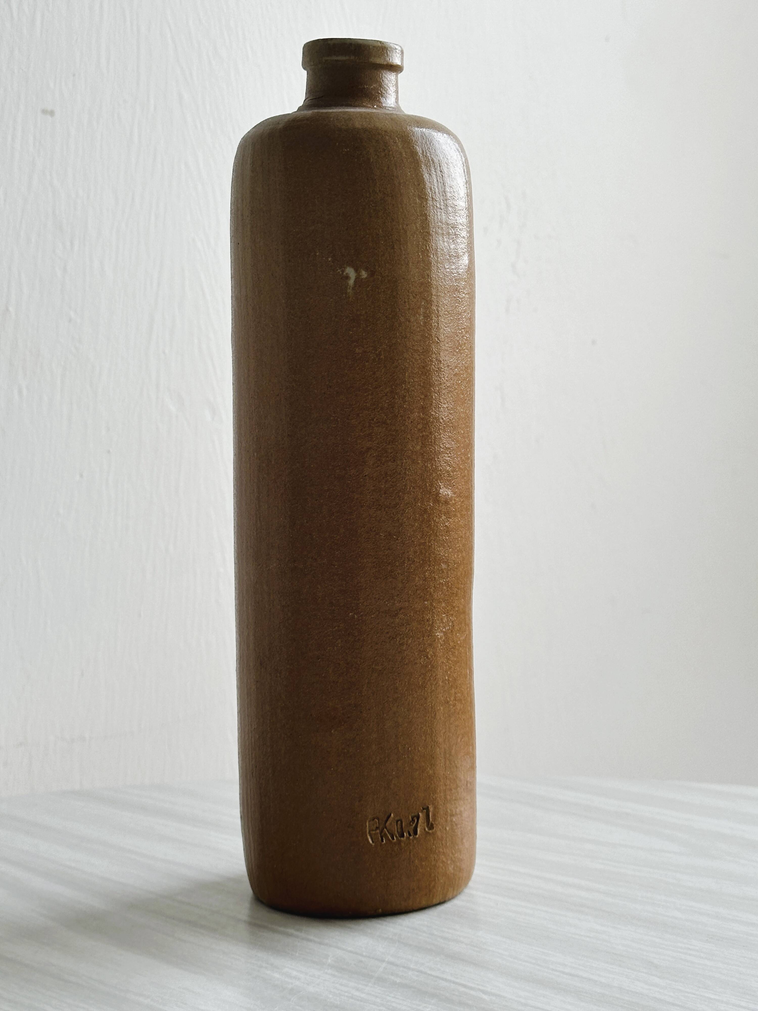 Bouteille décorative en grès vernissé.