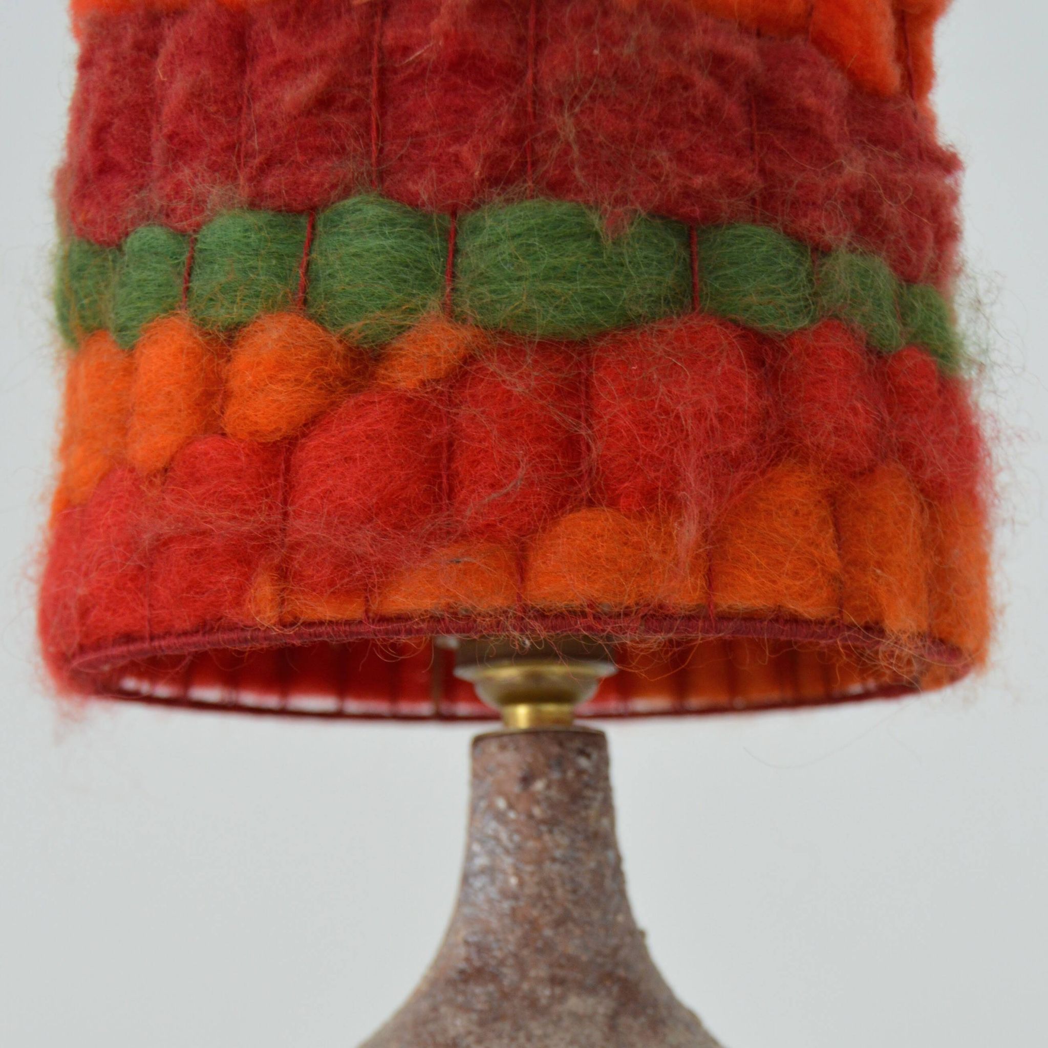 Lampe de table en terre cuite et laine signée 1960-1970