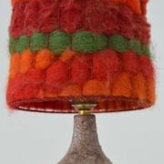Lampe de table en terre cuite et laine signée 1960-1970