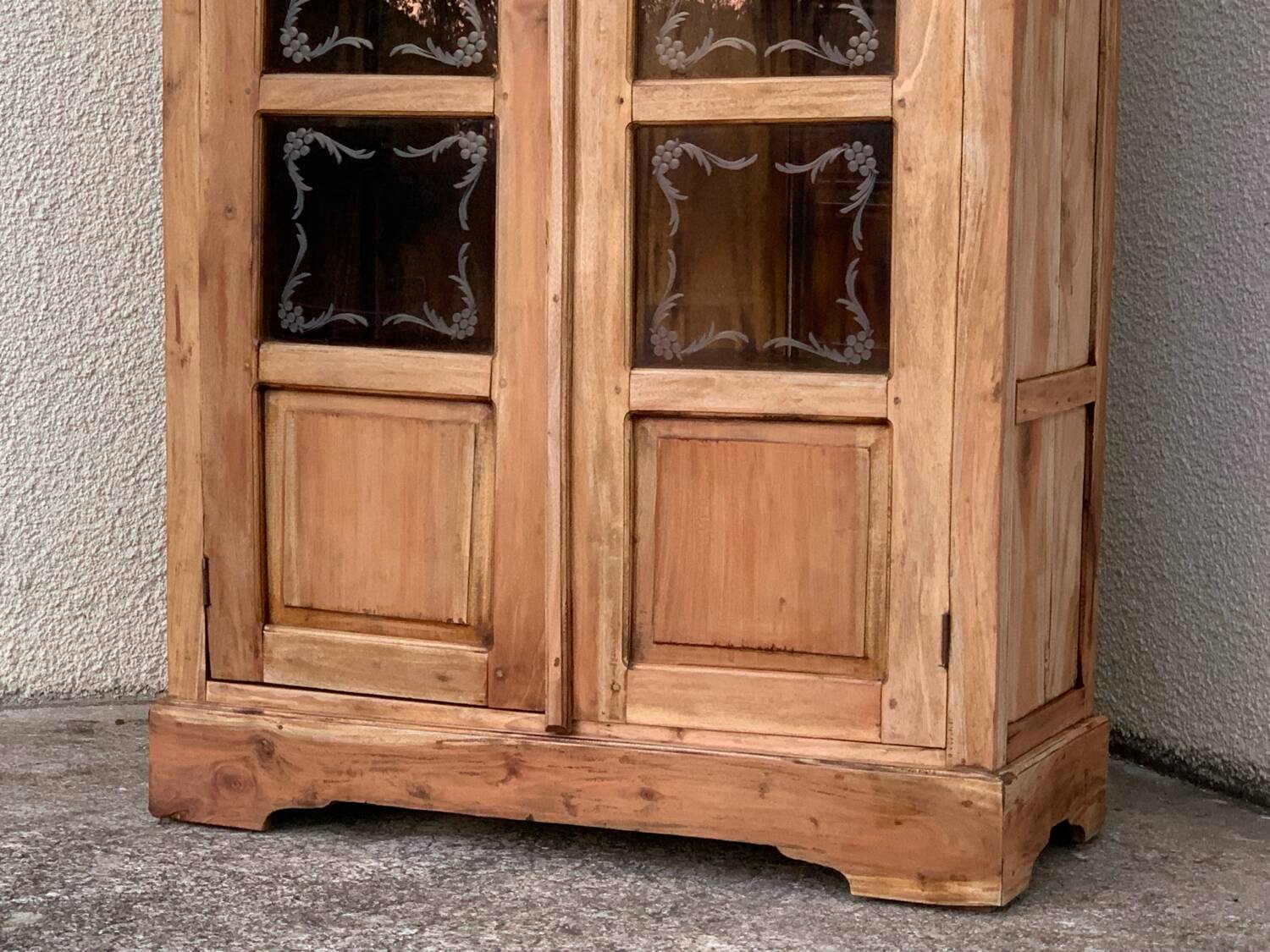 Parisian wardrobe in raw wood with engraved glass from 1920.