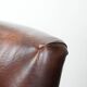 Ensemble de deux fauteuils en cuir de mouton vintage au caractère marqué.