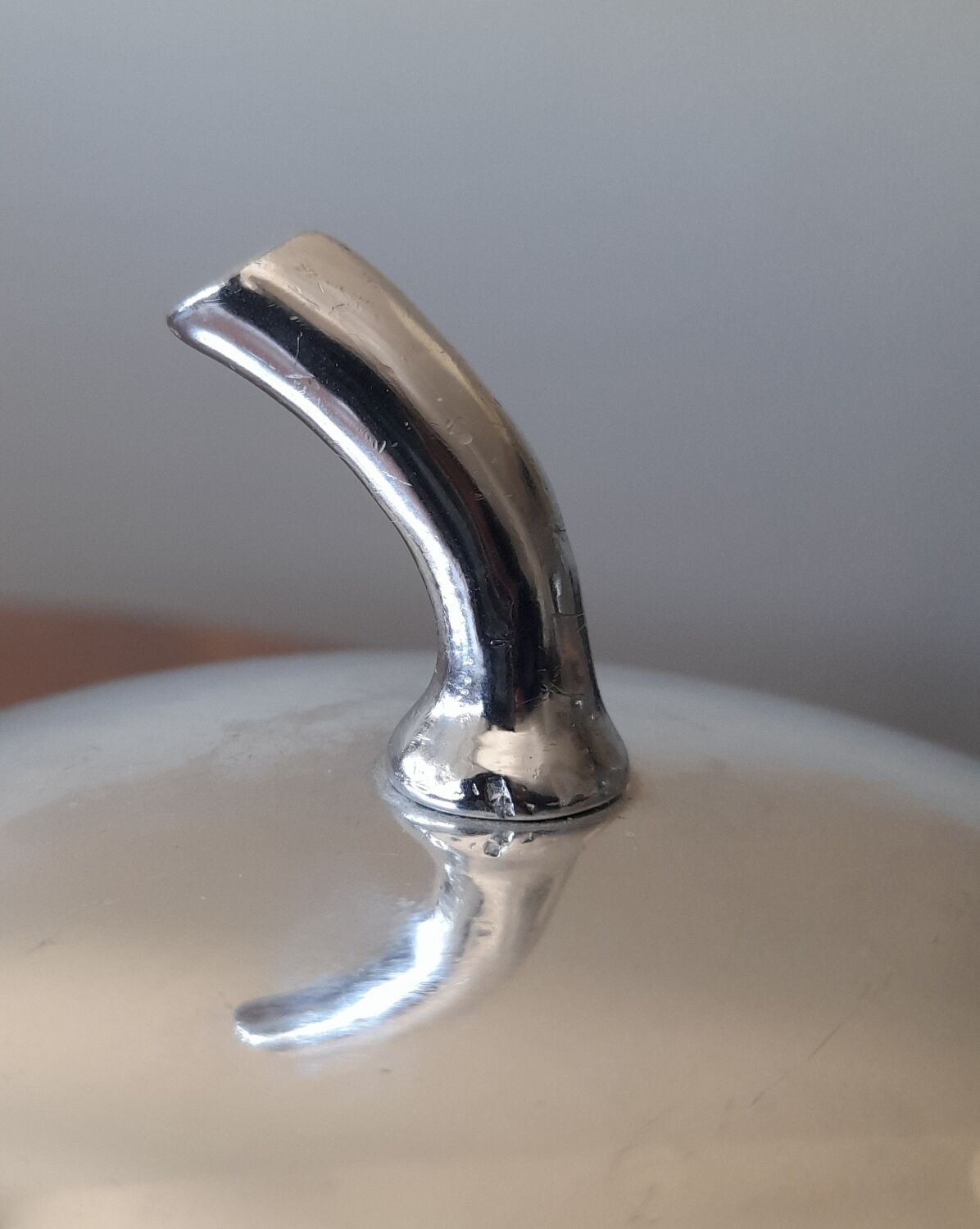 Apple 70s aluminum plastic ice cube tray