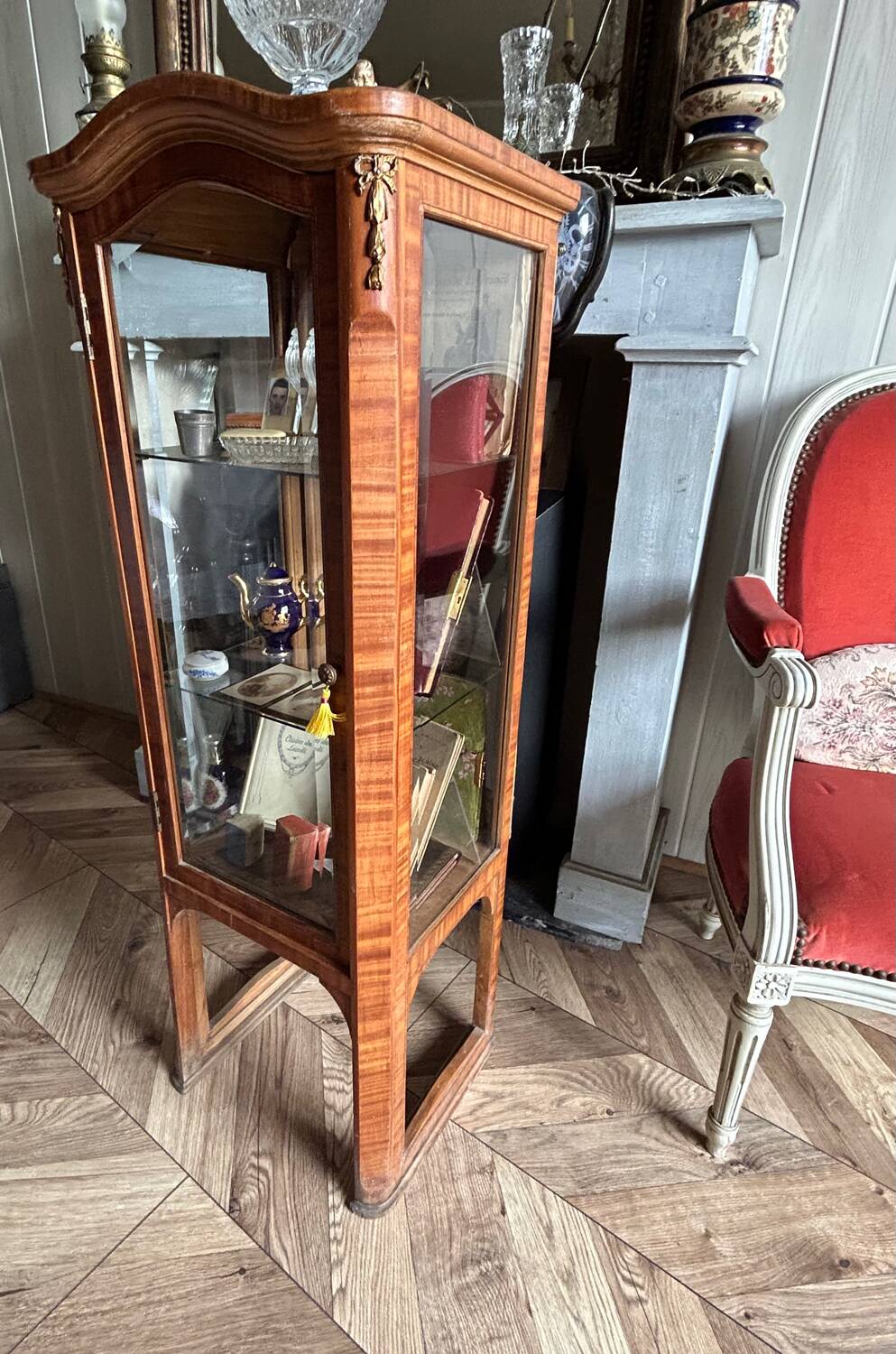 Petite vitrine Louis XVI en marqueterie