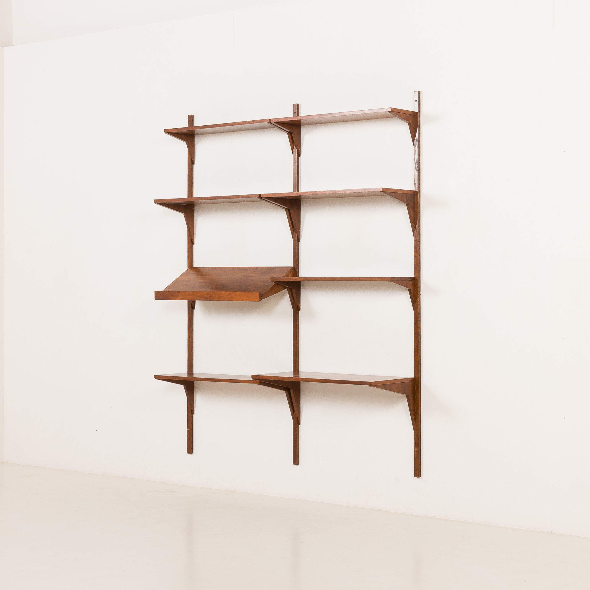 Danish mid-century walnut shelving unit in the style of Poul Cadovius, 1960s
