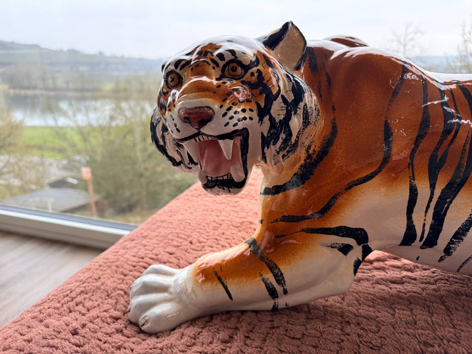 Tiger, Italian sculpture in glazed ceramic.