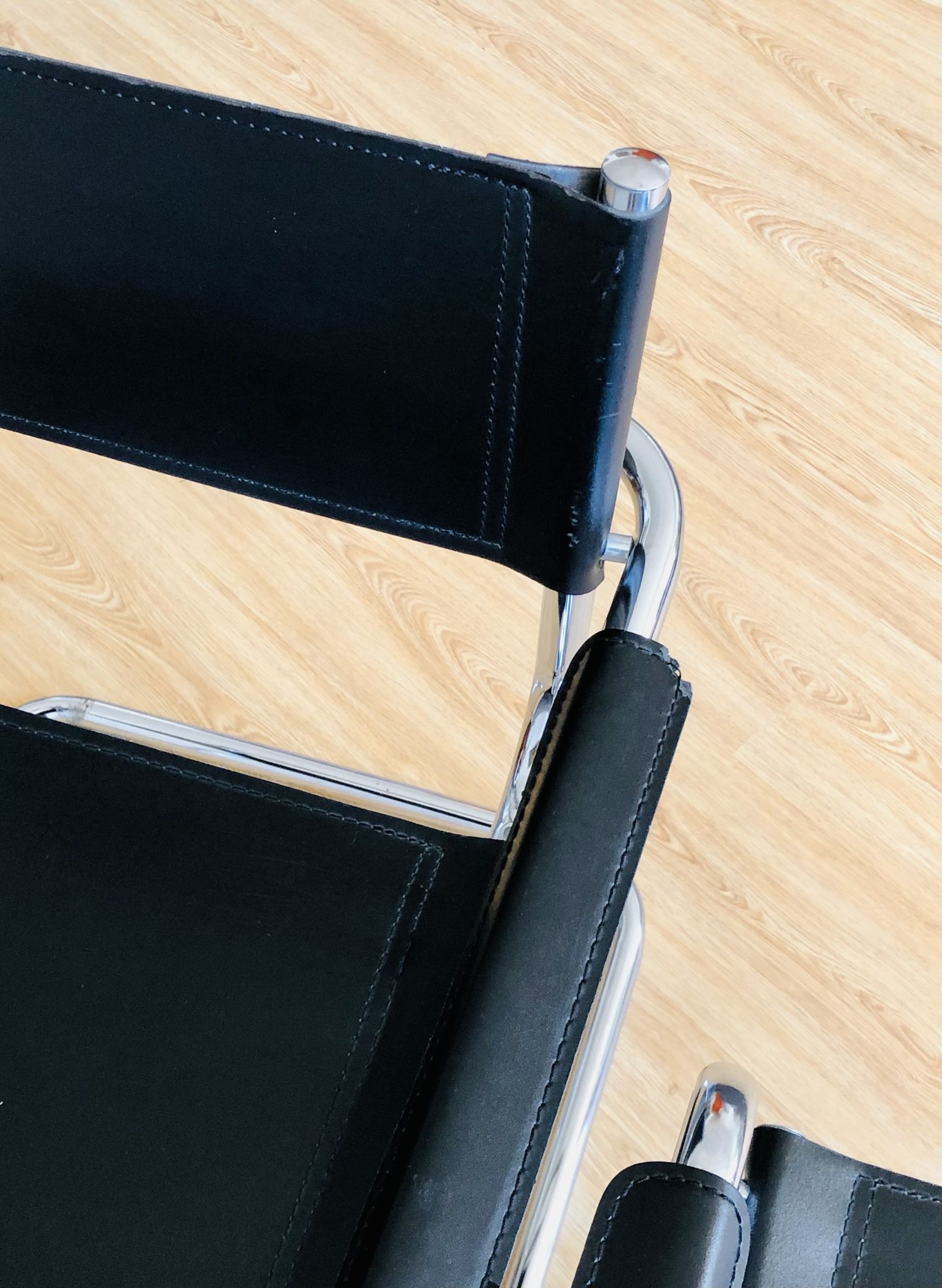 Pair of tubular armchairs in metal and leather Style Marcel Breuer