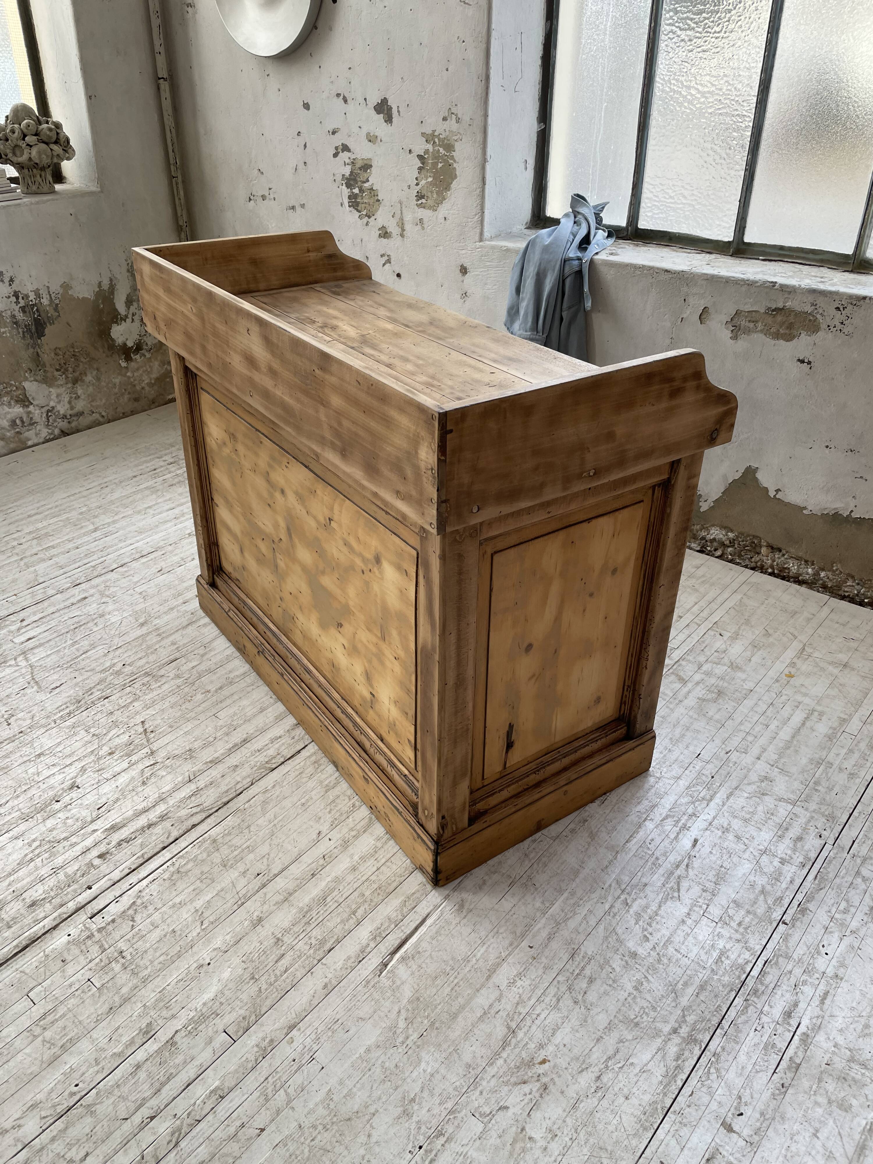 Trading counter central island pine