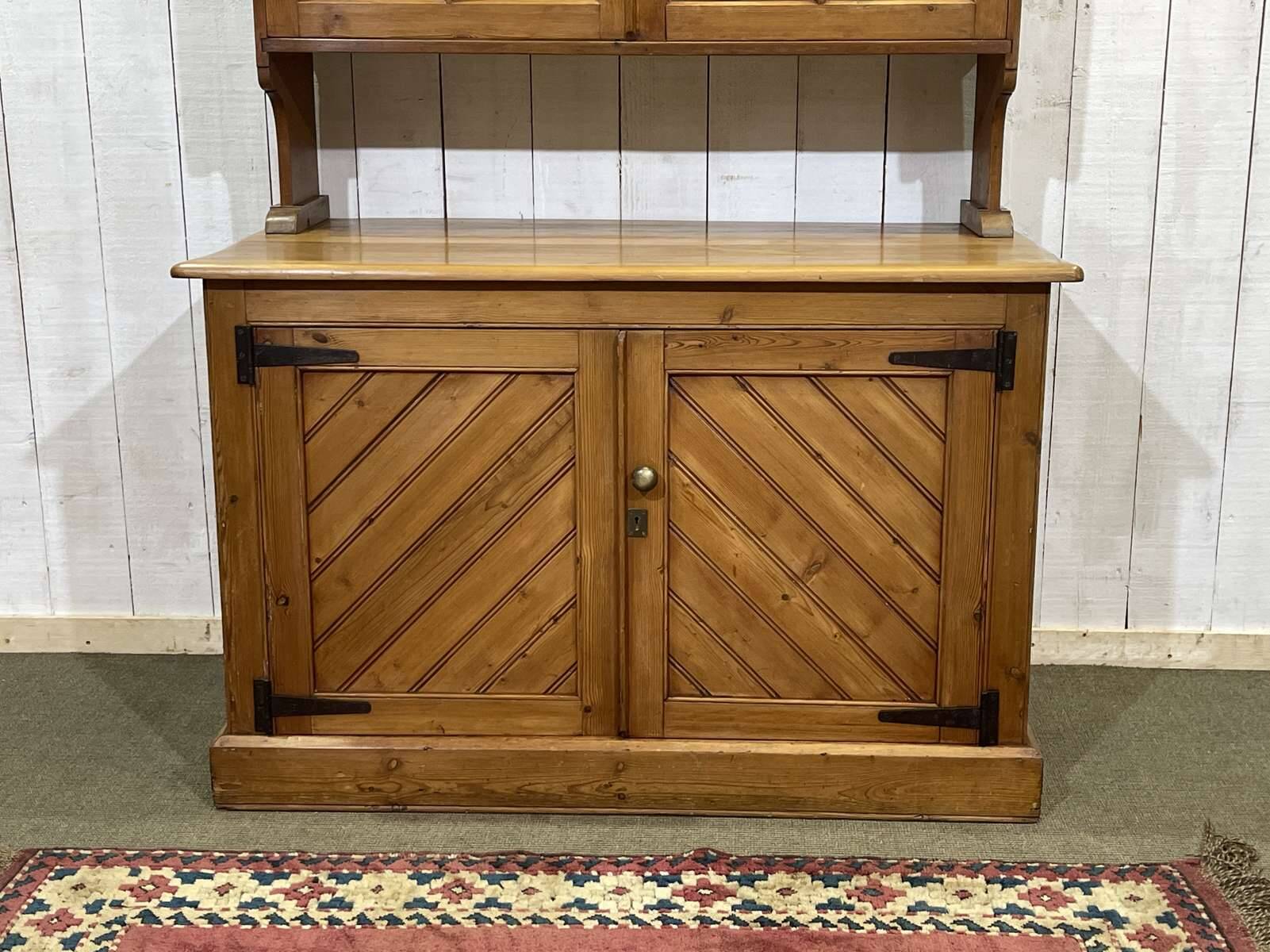 Buffet 2 corps anglais en sapin et noyer des années 1930