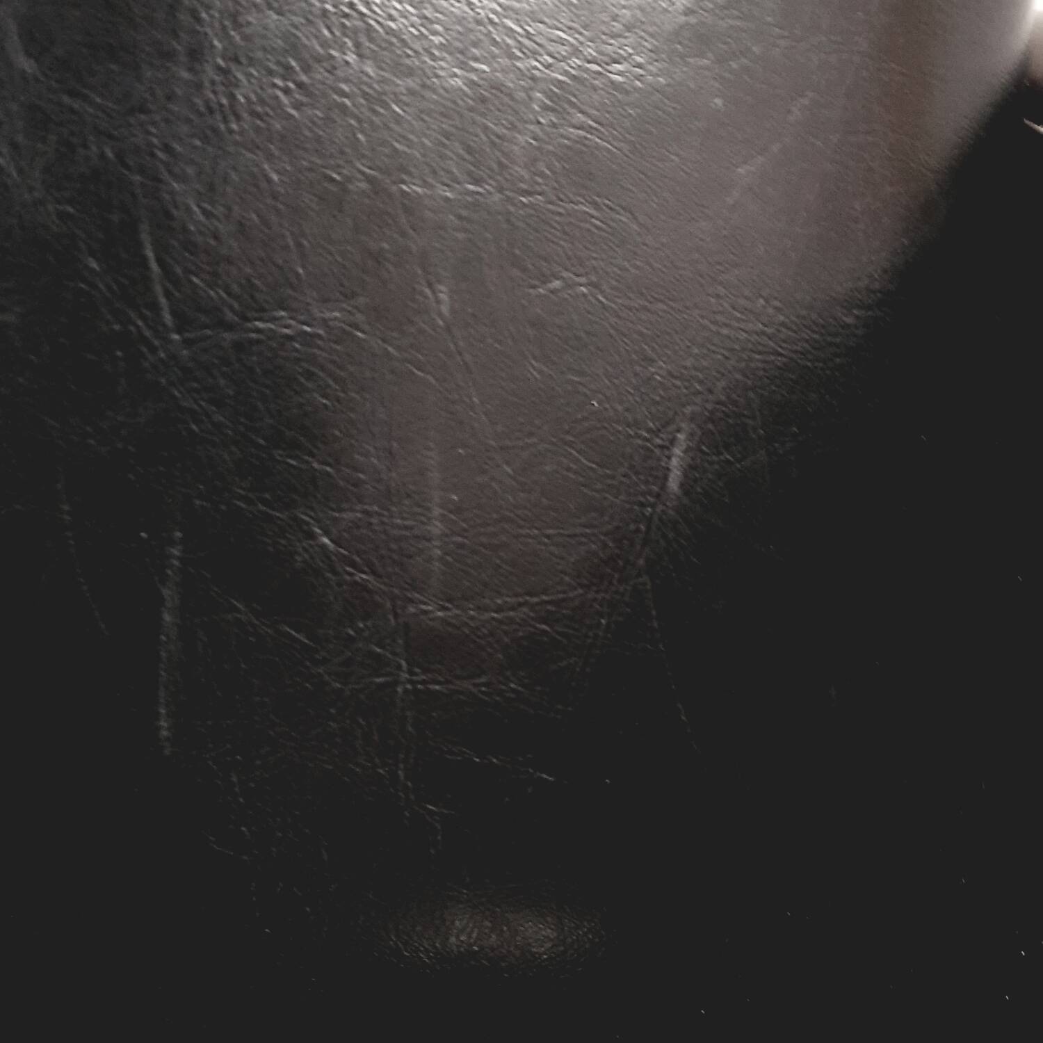 Fauteuil en skaï noir, années 1960