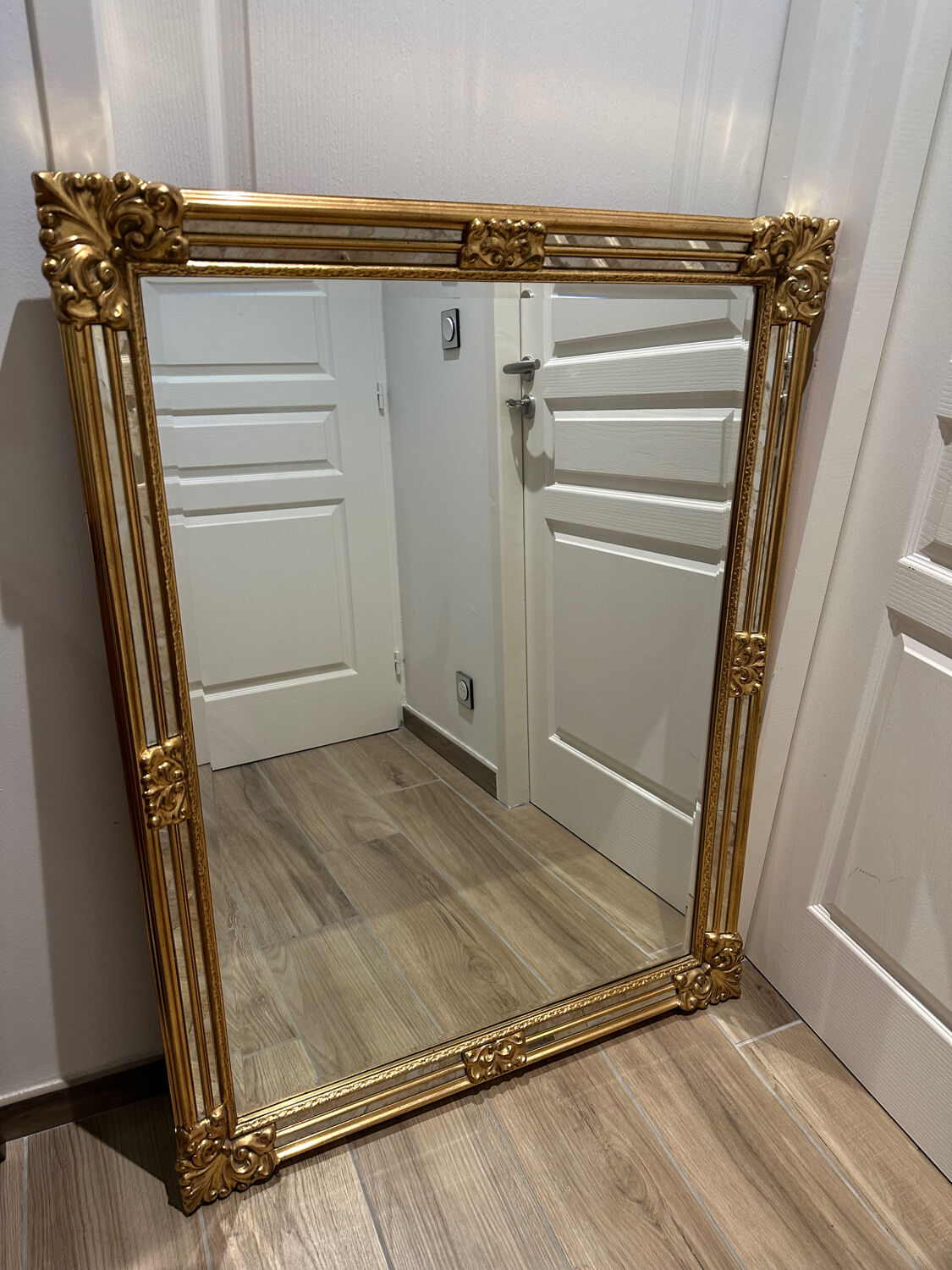 Superb gold mirror in Louis XV/XVI style. 90x120.