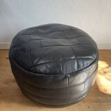 Pouf / Repose pied noir patchwork de cuir De Sede