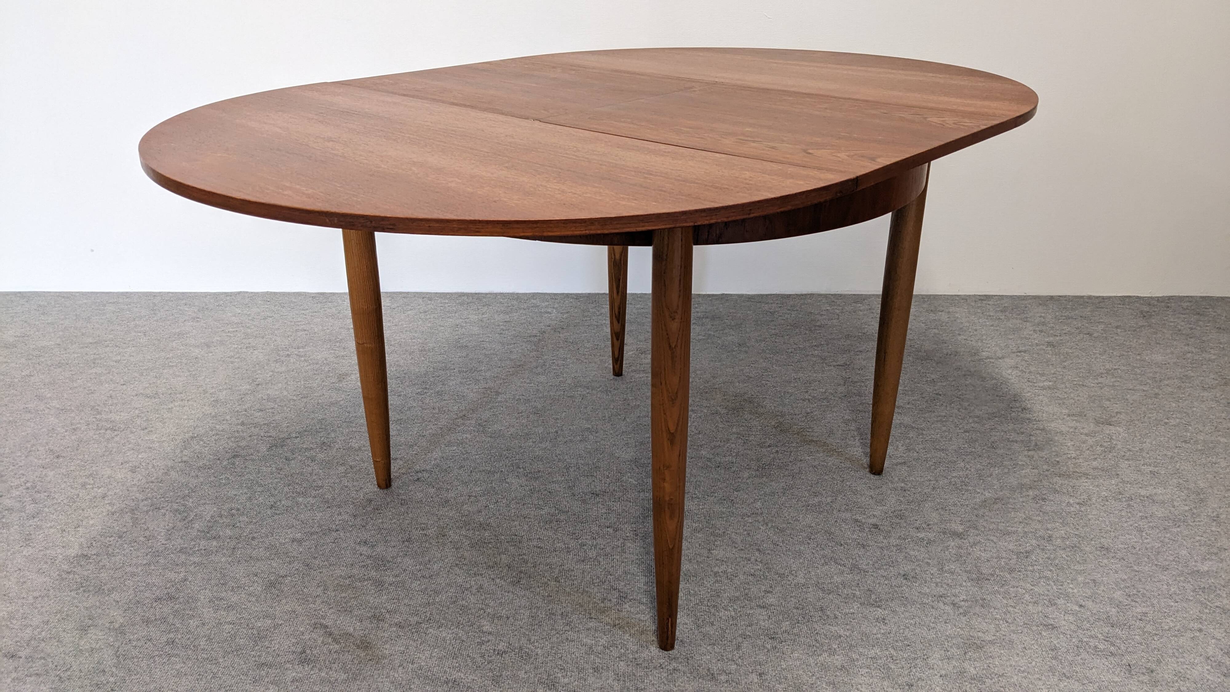 Extendable round table in Scandinavian style made of teak, France circa 1960.