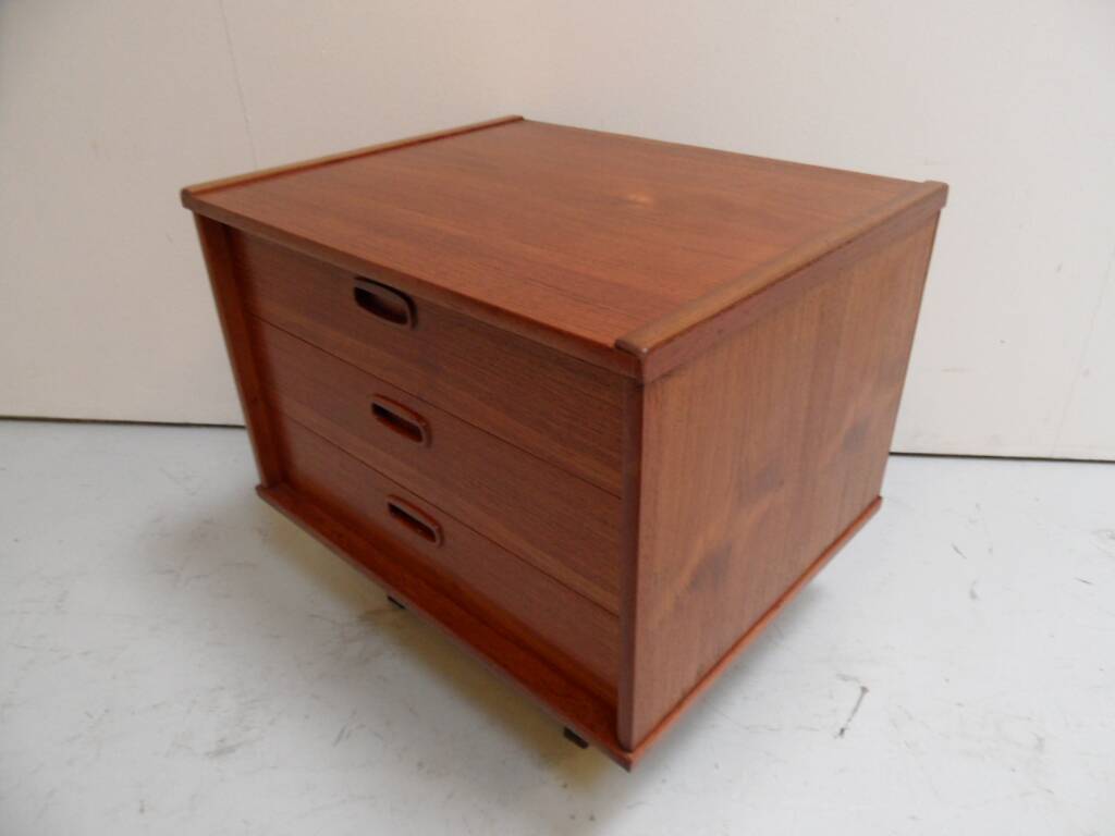 Mid Century teakwood chest of drawers