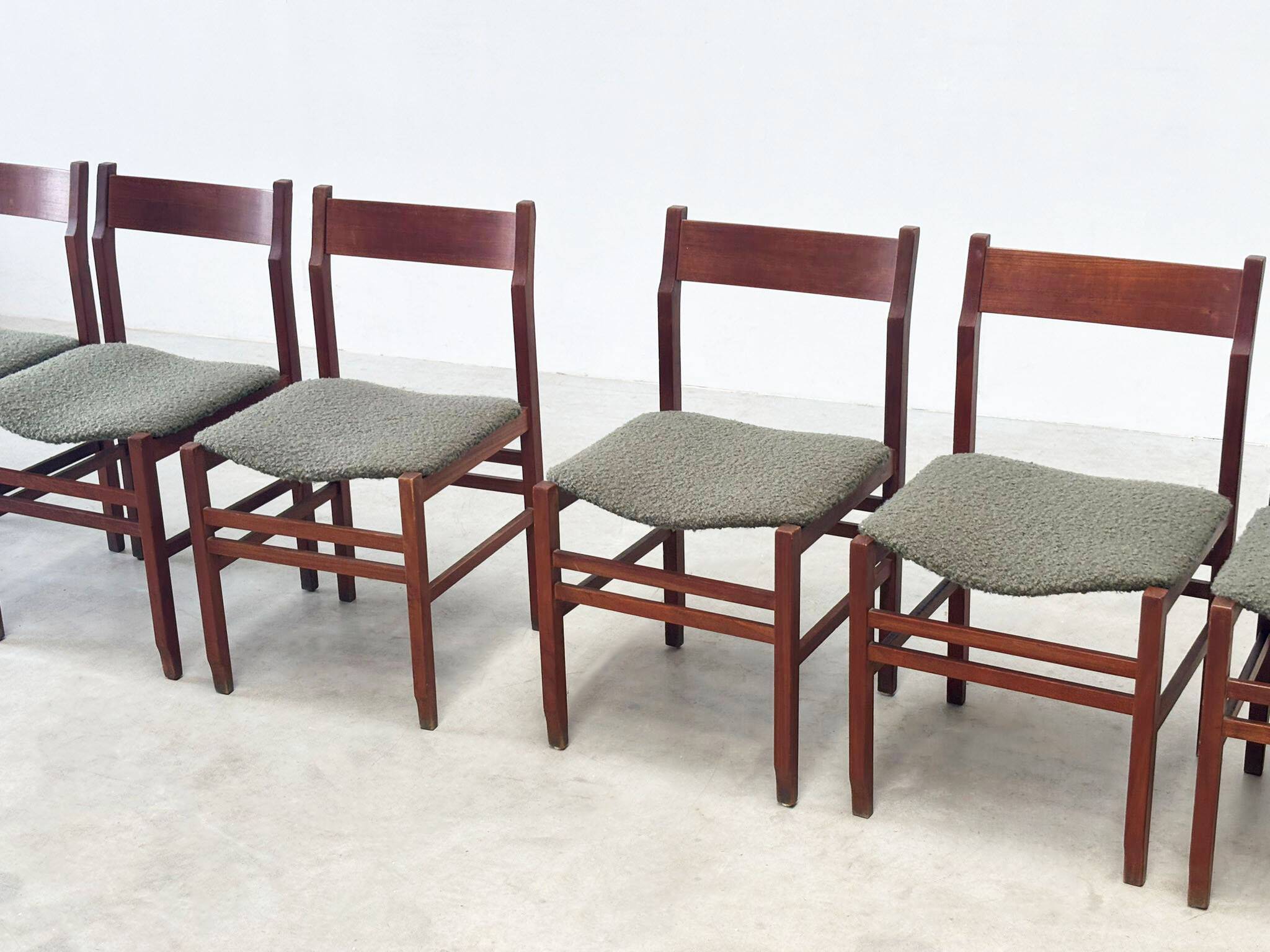Ensemble de six élégantes chaises de salle à manger italiennes