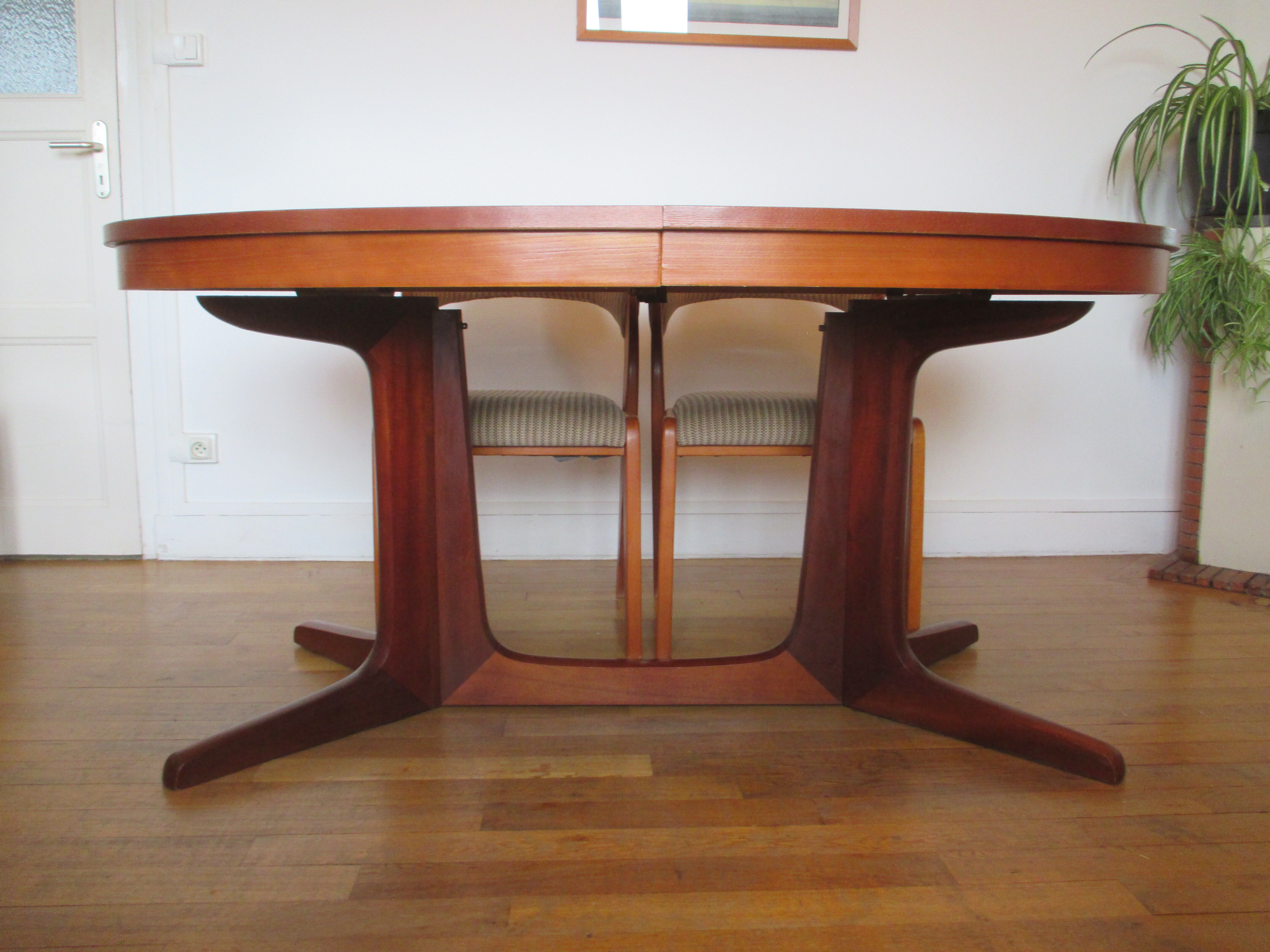 Baumann oval table