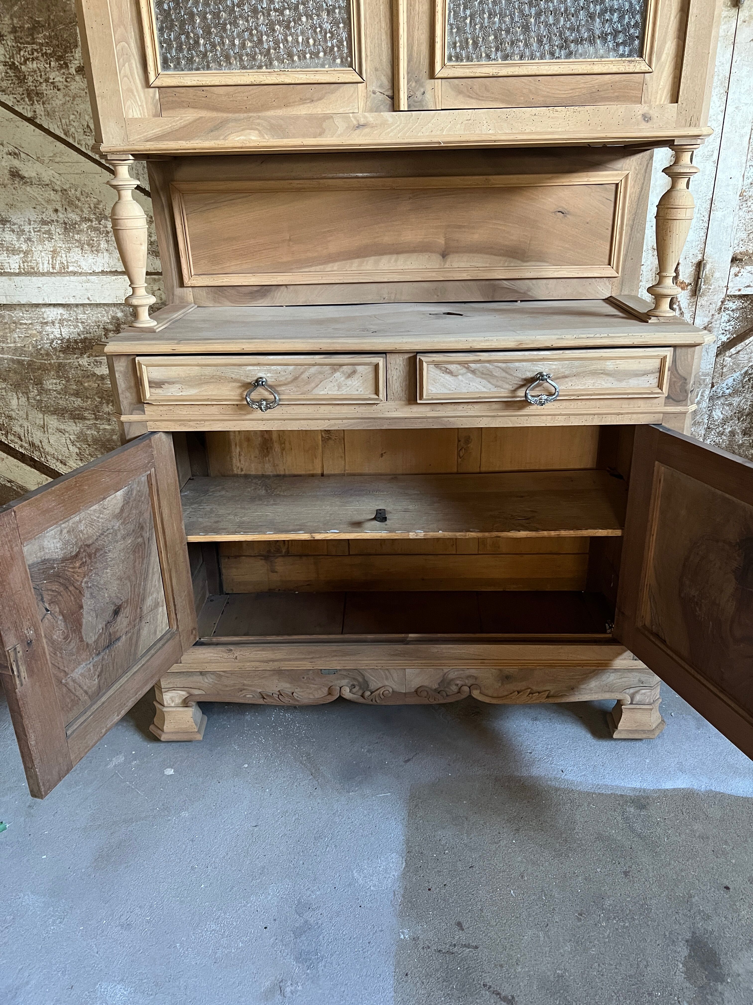 Sideboard 2 aerogummed vitreous body