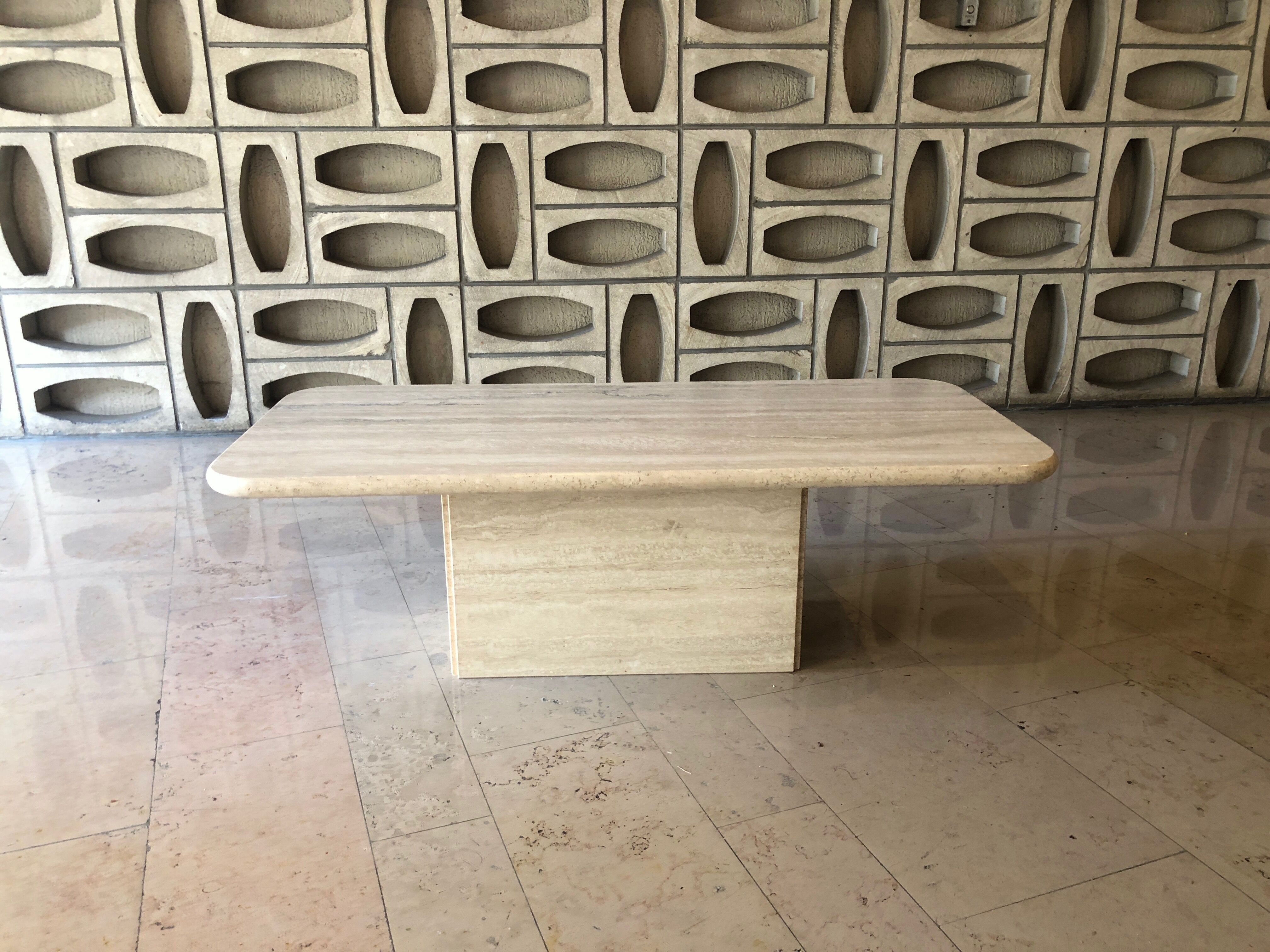 Table en travertin de forme rectangle