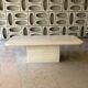 Table en travertin de forme rectangle