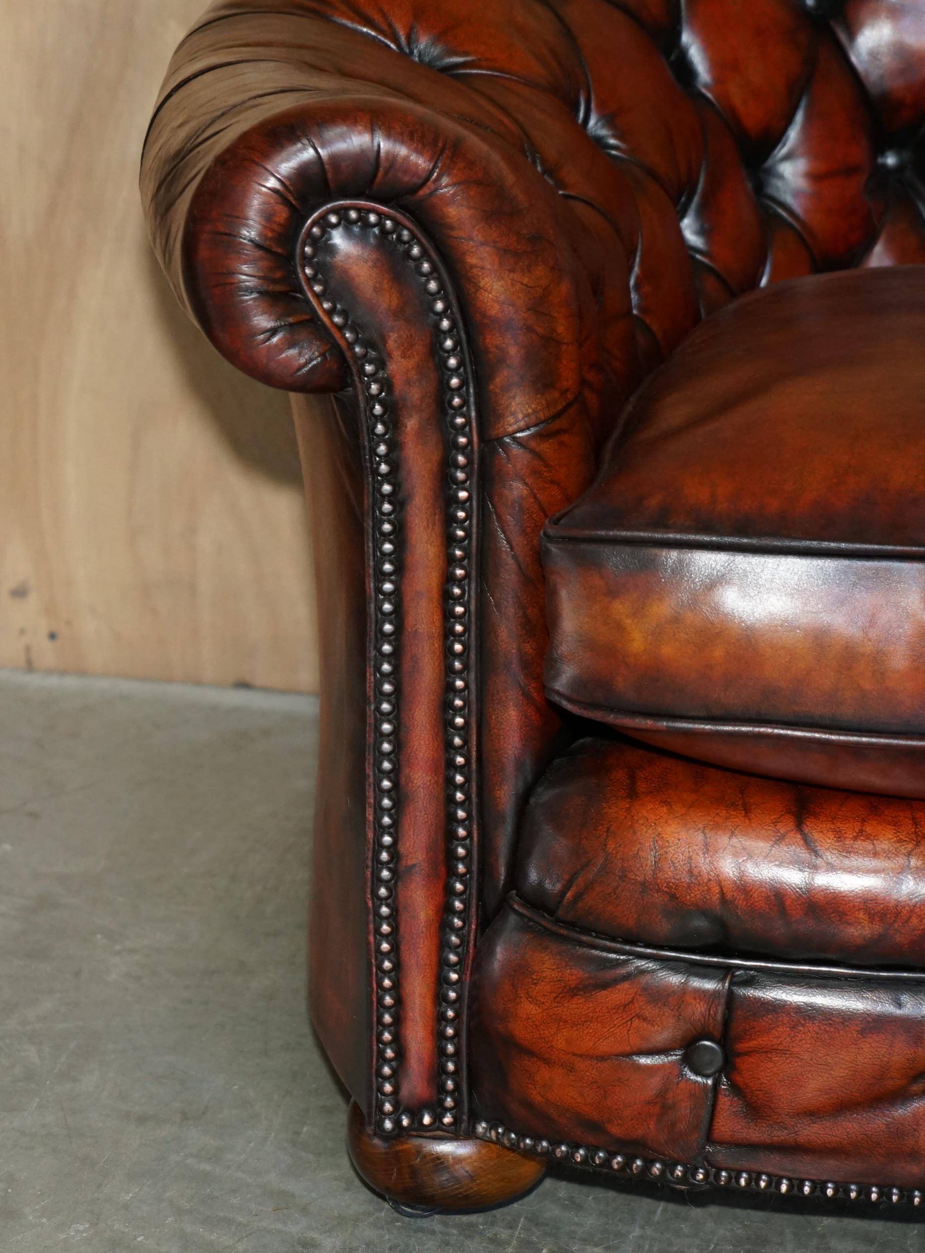 Curved Chesterfield canapé in hand-dyed vintage leather, fully restored.