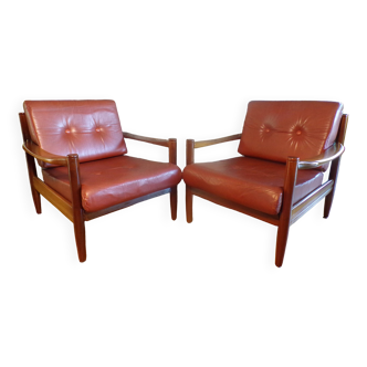 Paire de fauteuils scandinaves en teck et cuir