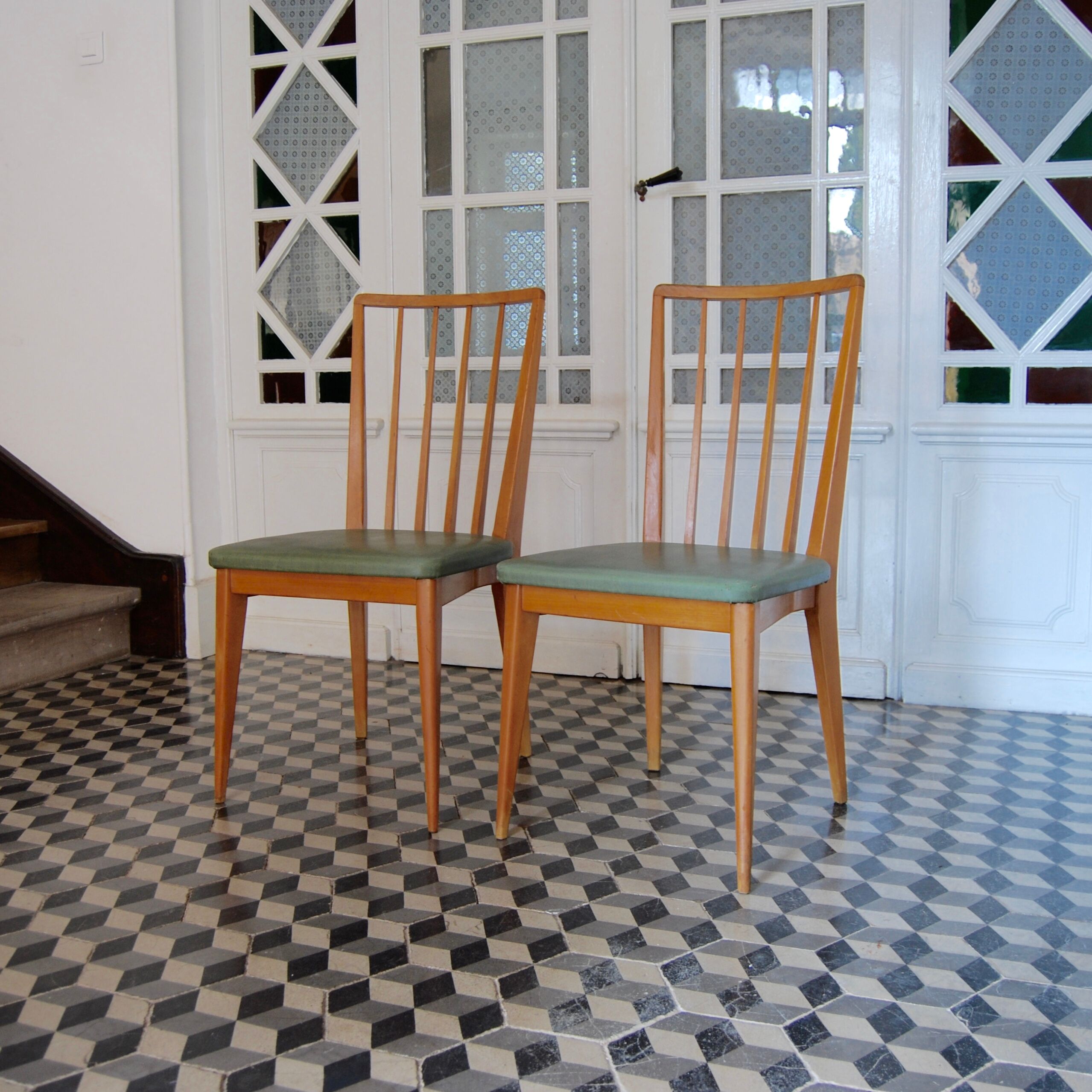 Chaises en bois et skaï vert