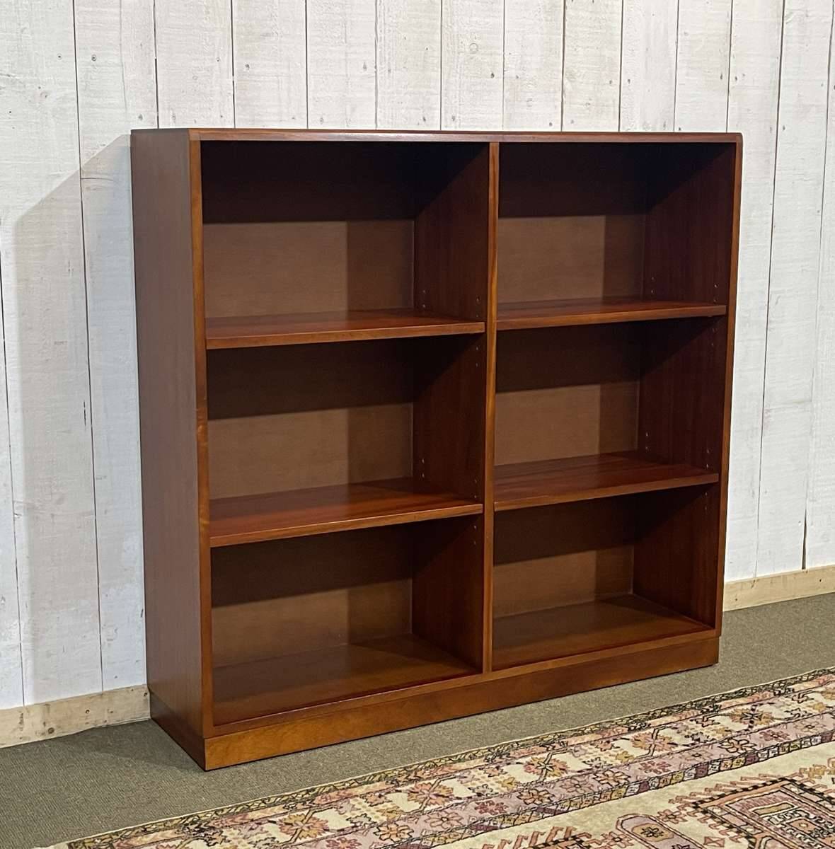 Etagère anglaise en acajou, fabrication moderne des années 1990