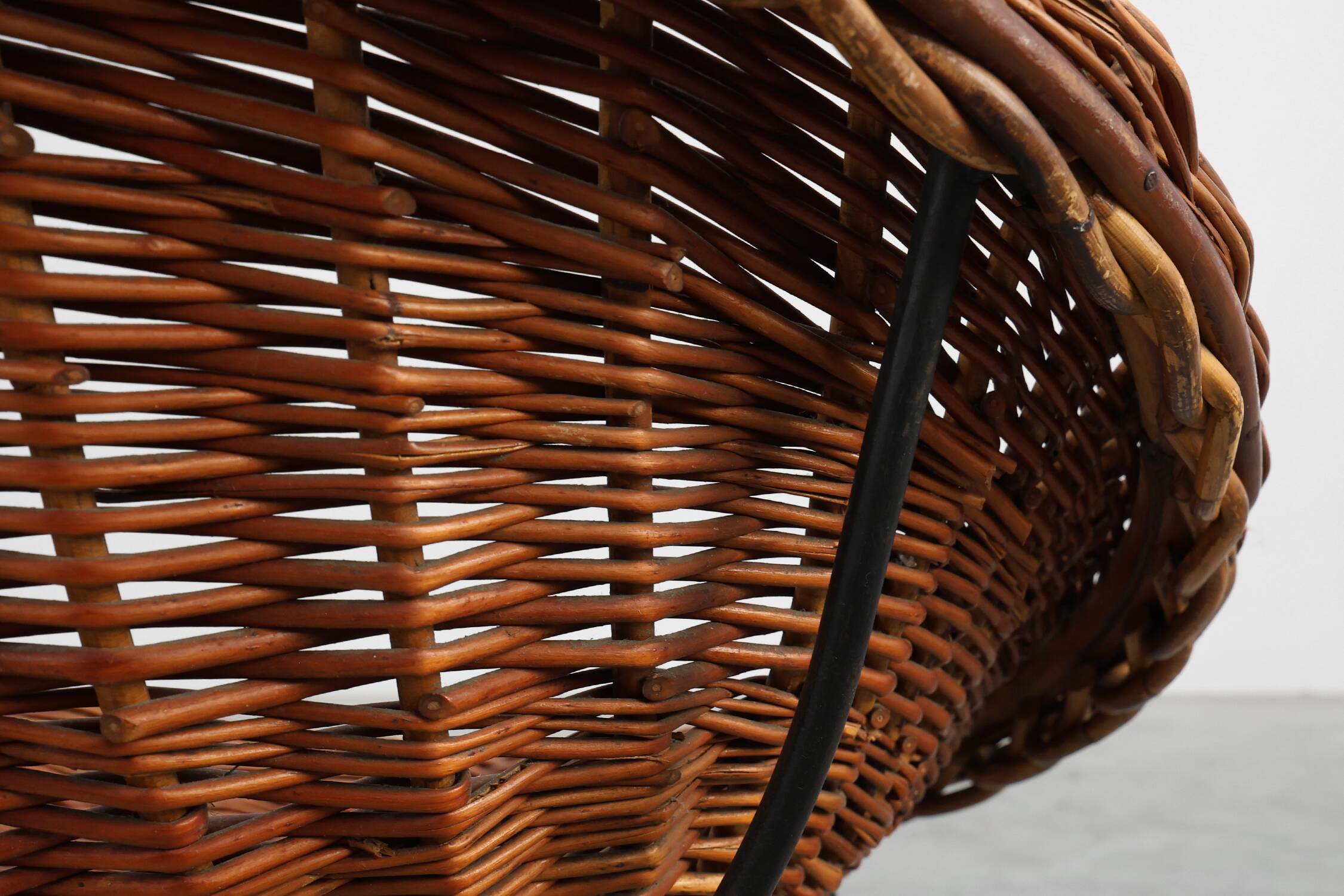 Fauteuil en osier tressé, en rotin et en fer des années 1960, Italie.