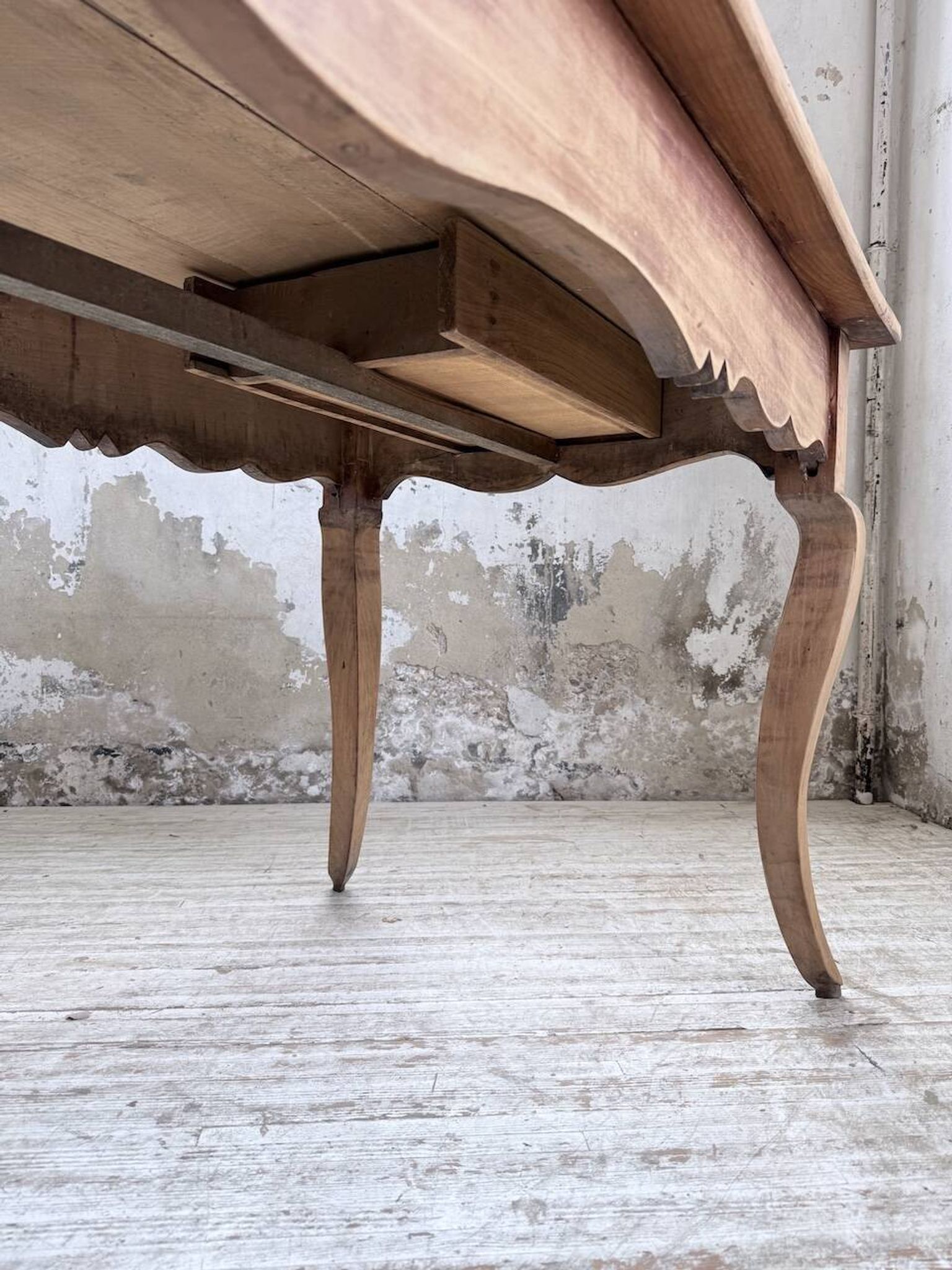 Table de ferme merisier pieds galbés XIXème