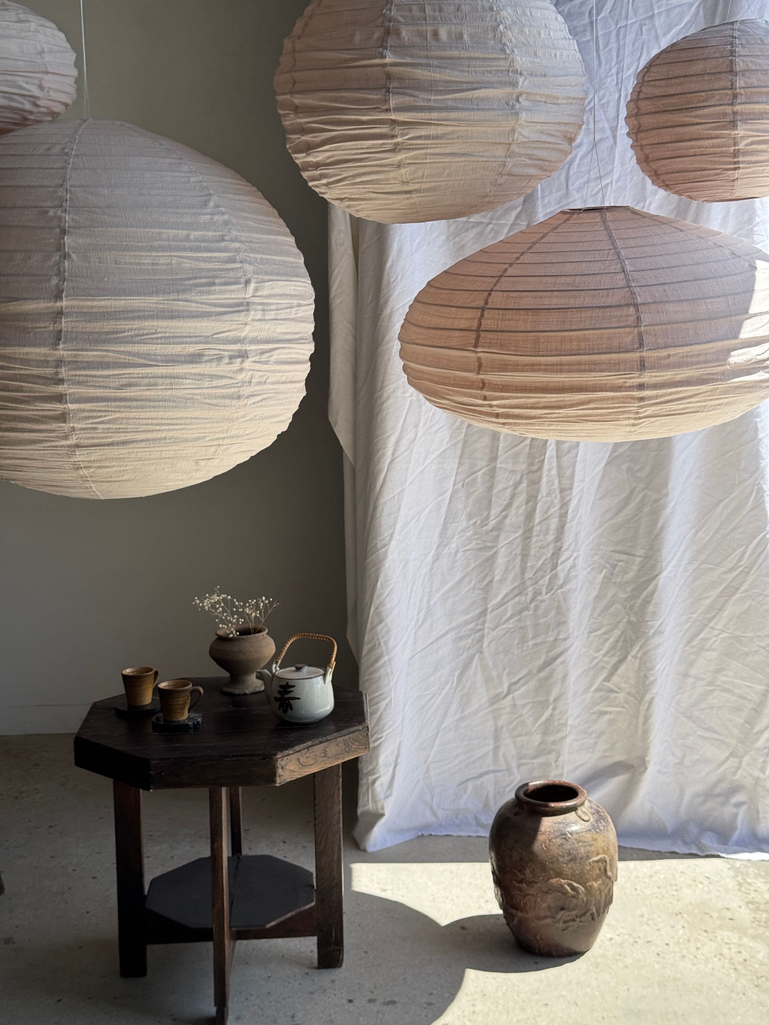 Average suspension in rattan and natural linen, round Japanese style, pink D40.