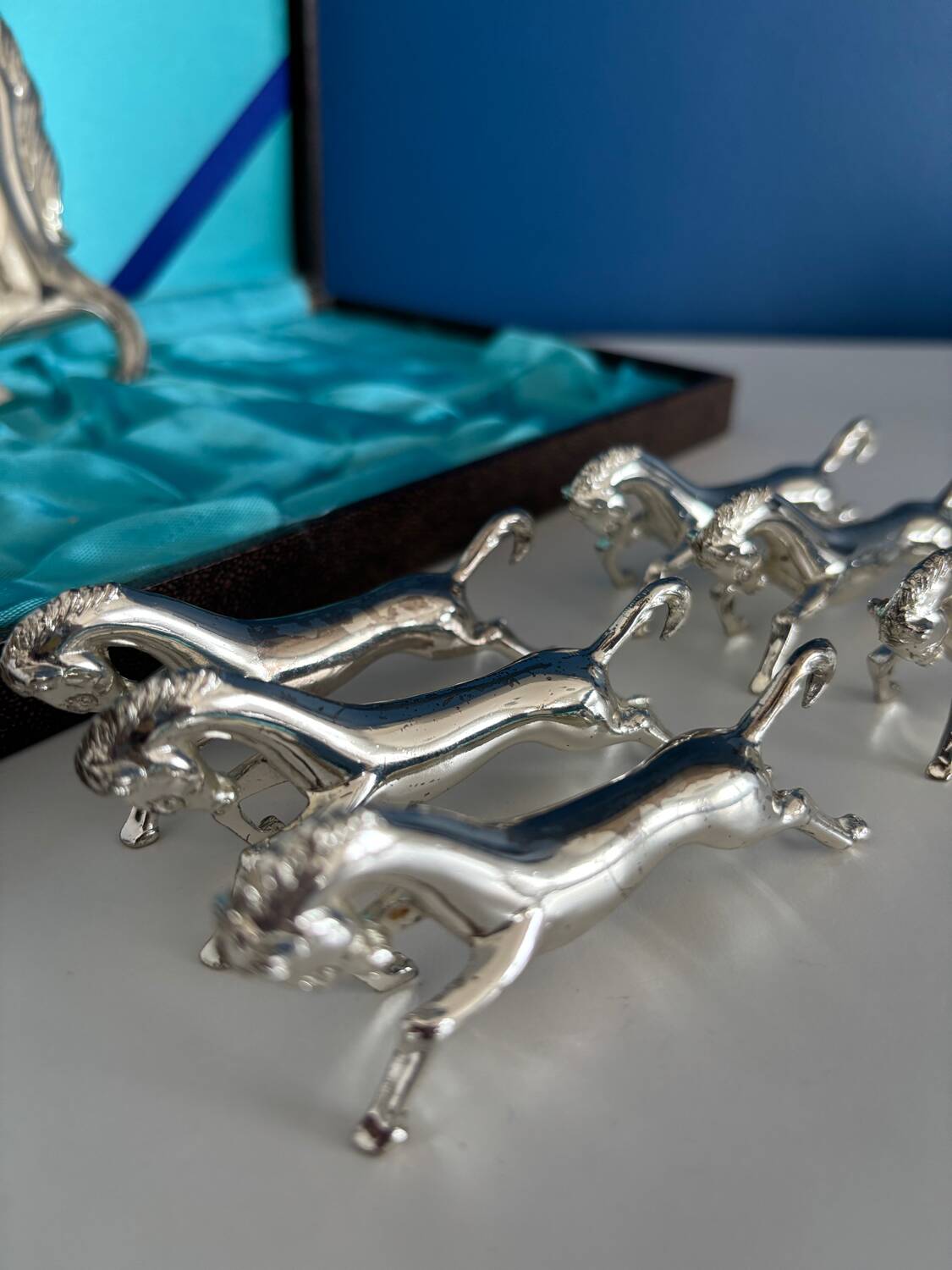 Set of 6 vintage silver metal knife holders and bottle opener, chev design