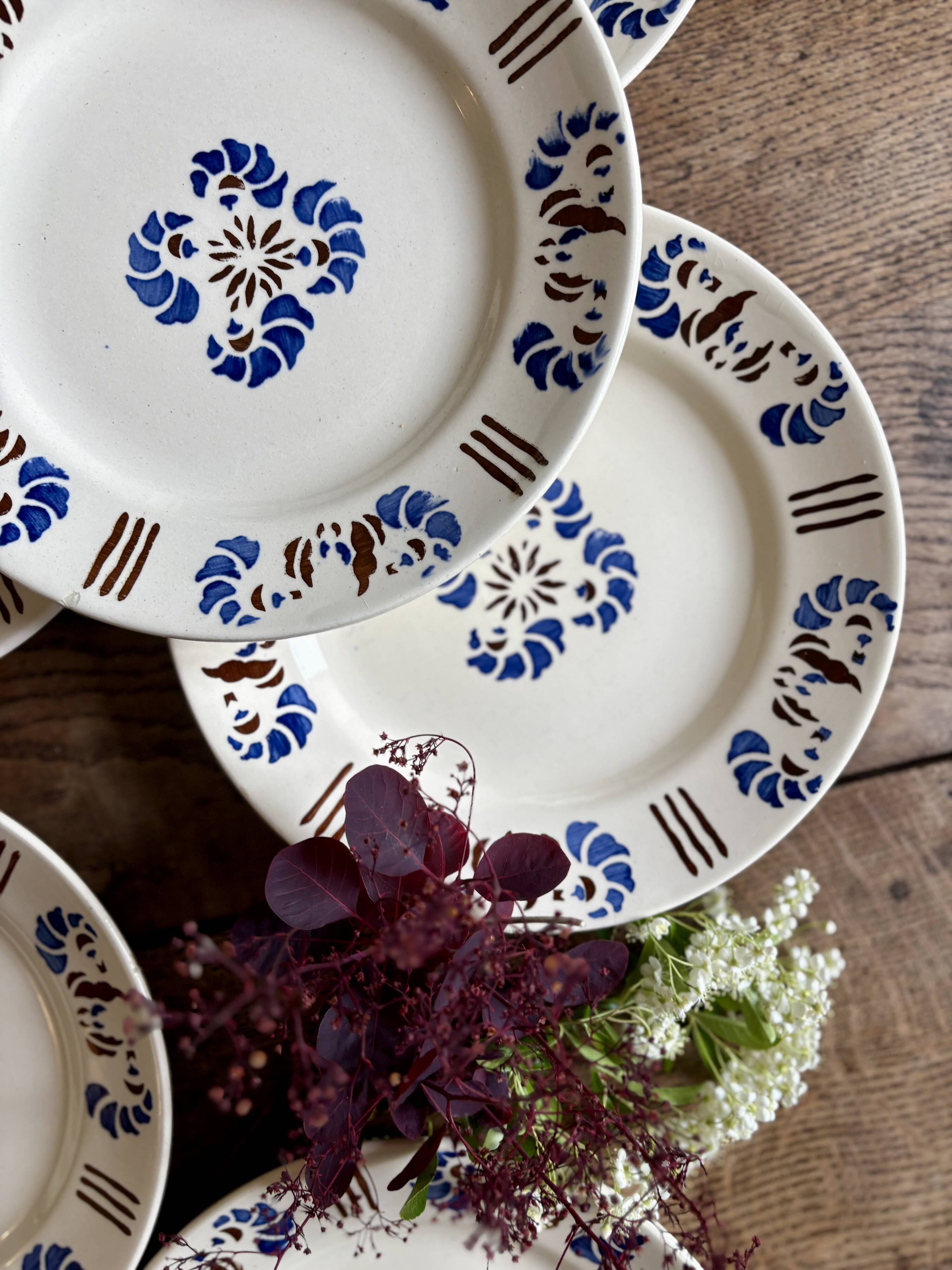 Set of 6 antique plates in the Laval pattern.