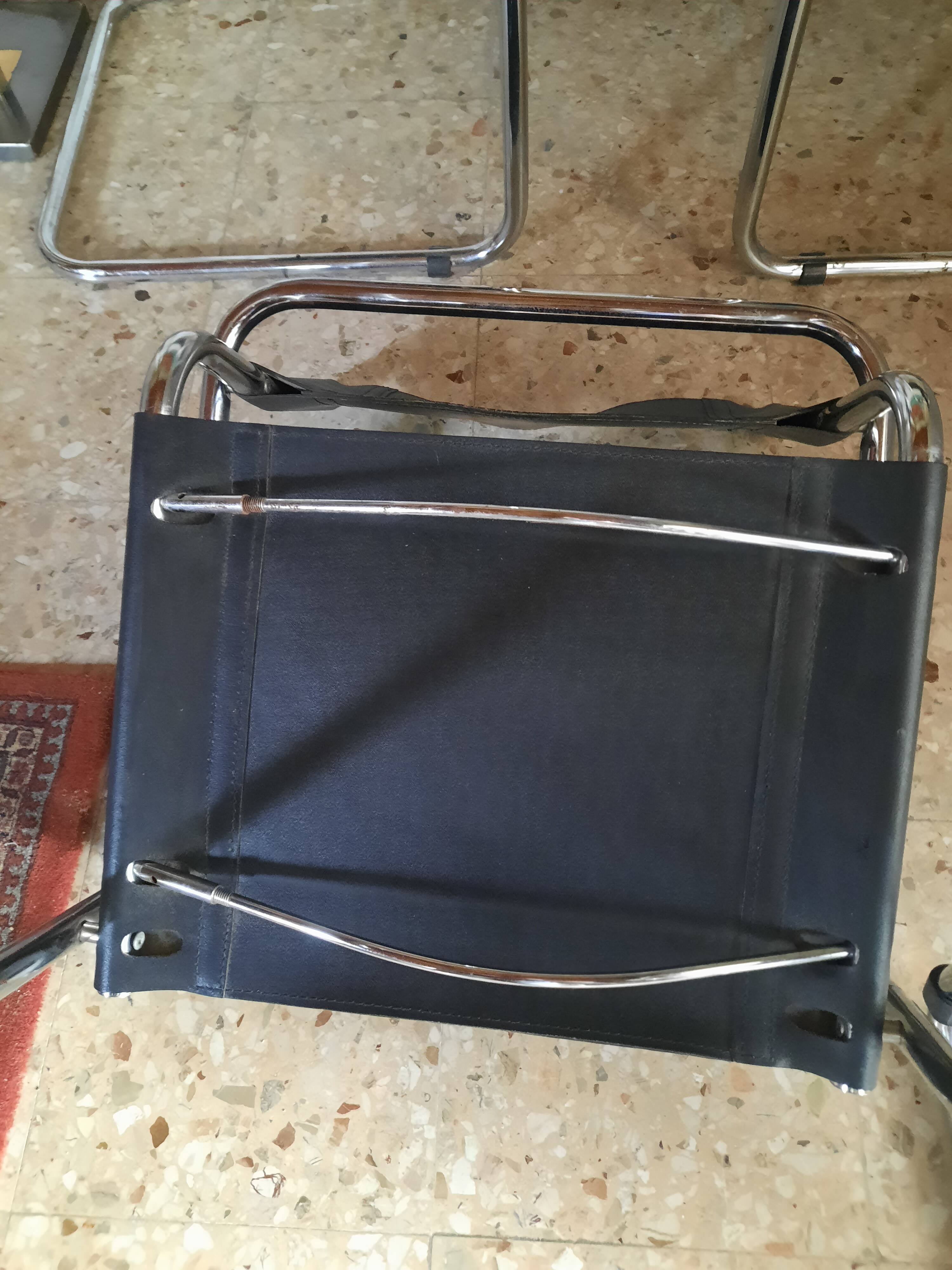 Paire de fauteuils cuir et chrome numérotés années 70