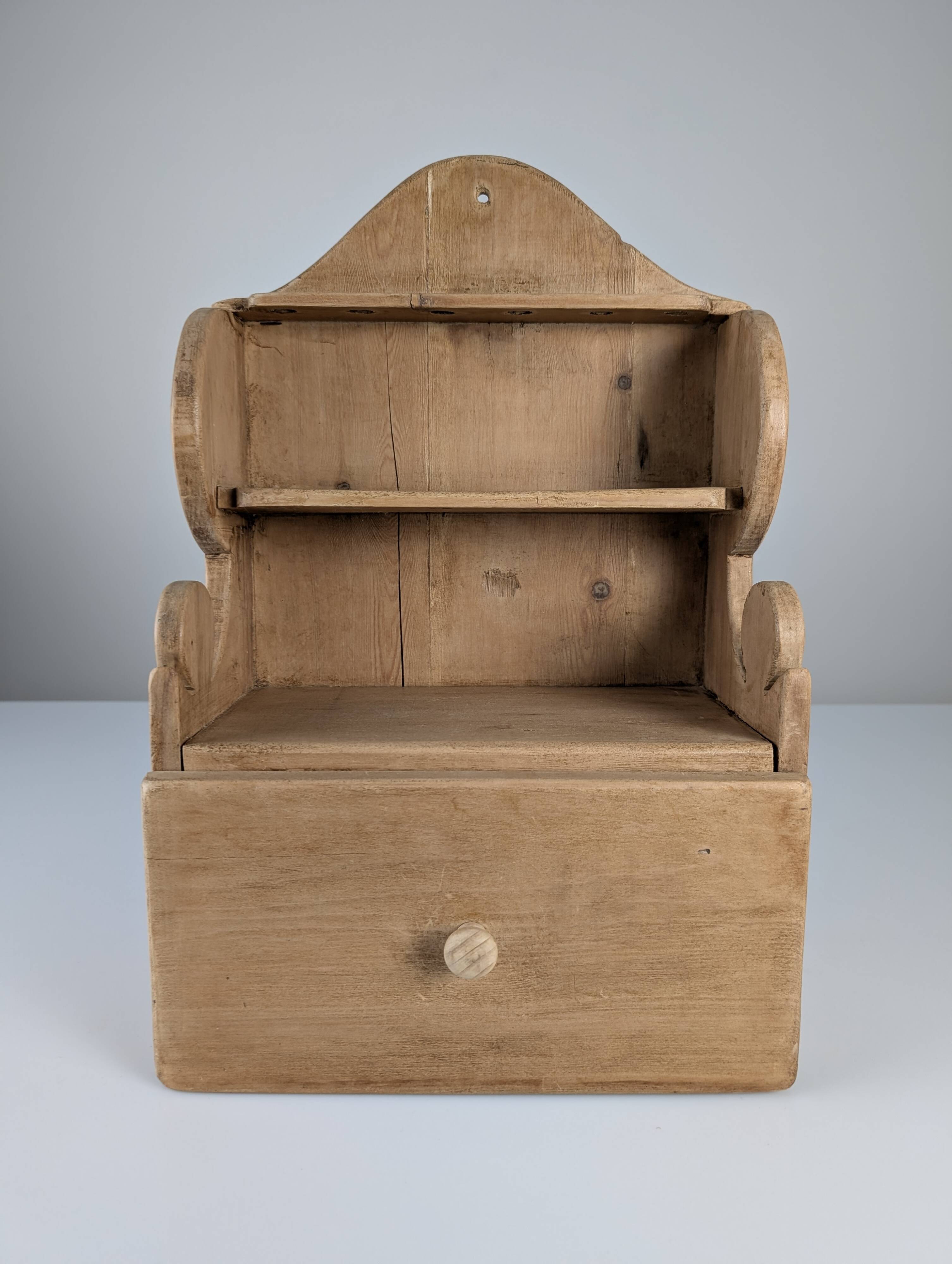 Étagère en pin sculpté à la main, style art populaire, 1 tiroir, 1950