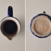 Pichet ancien Reinhold Merkelbach Grenzhausen – Grès bleu cobalt – Décor ra