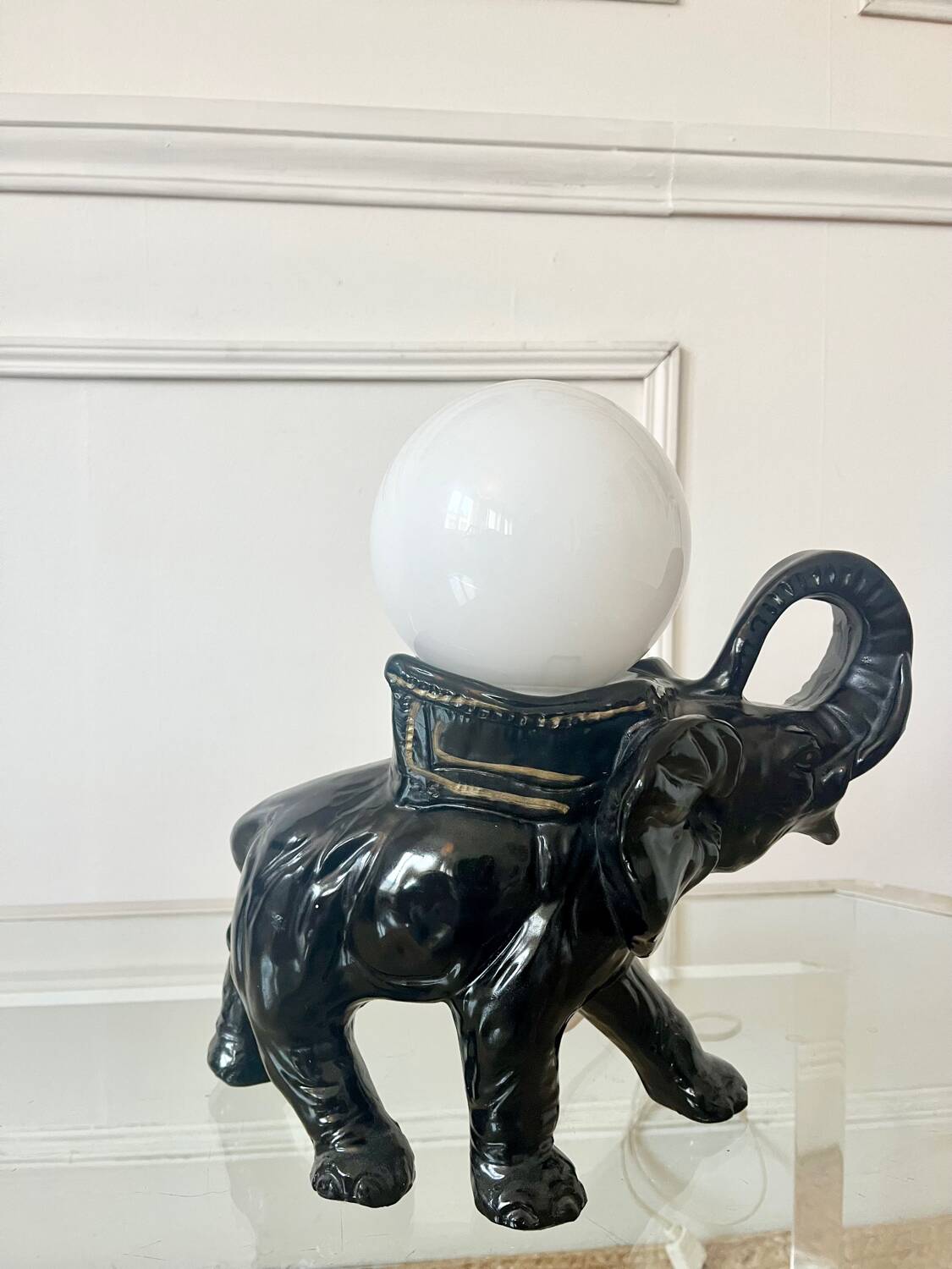 Lampe en forme d’éléphant et globe en opaline, 60-70