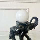 Lampe en forme d’éléphant et globe en opaline, 60-70