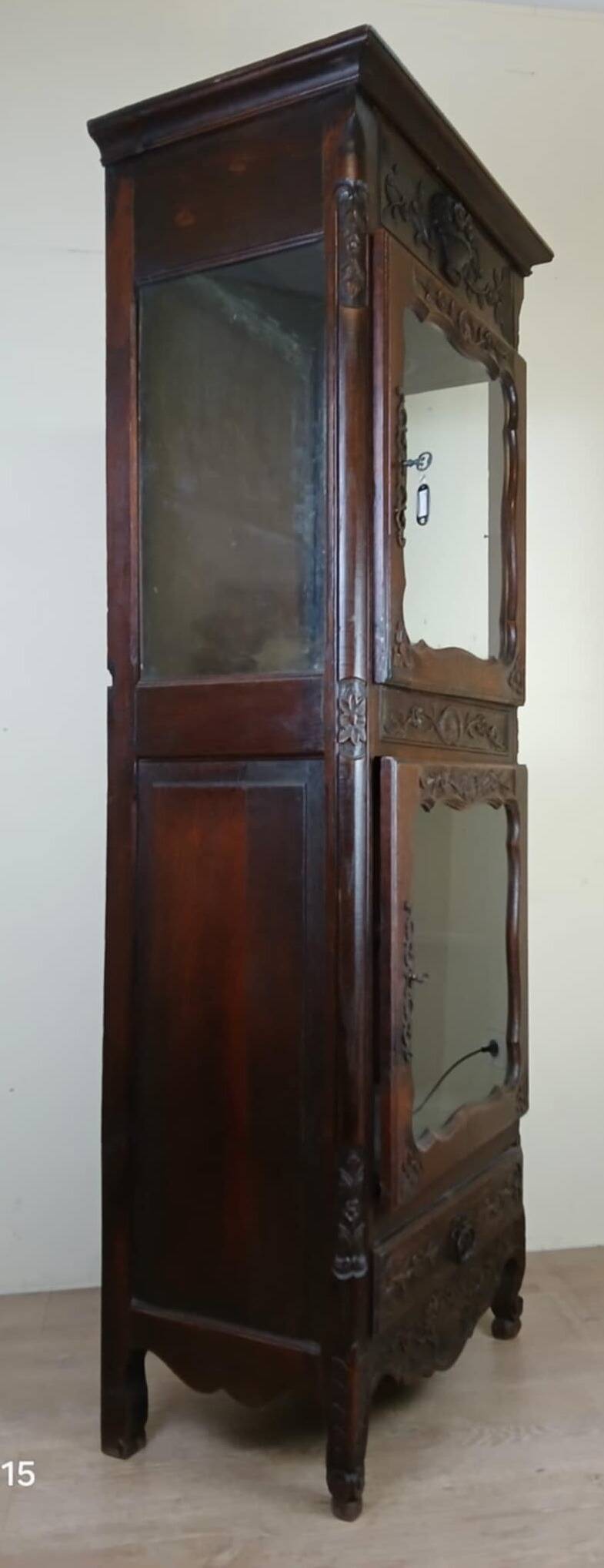 vitrine Louis XV Provençale en chêne vers 1850-1880  façade