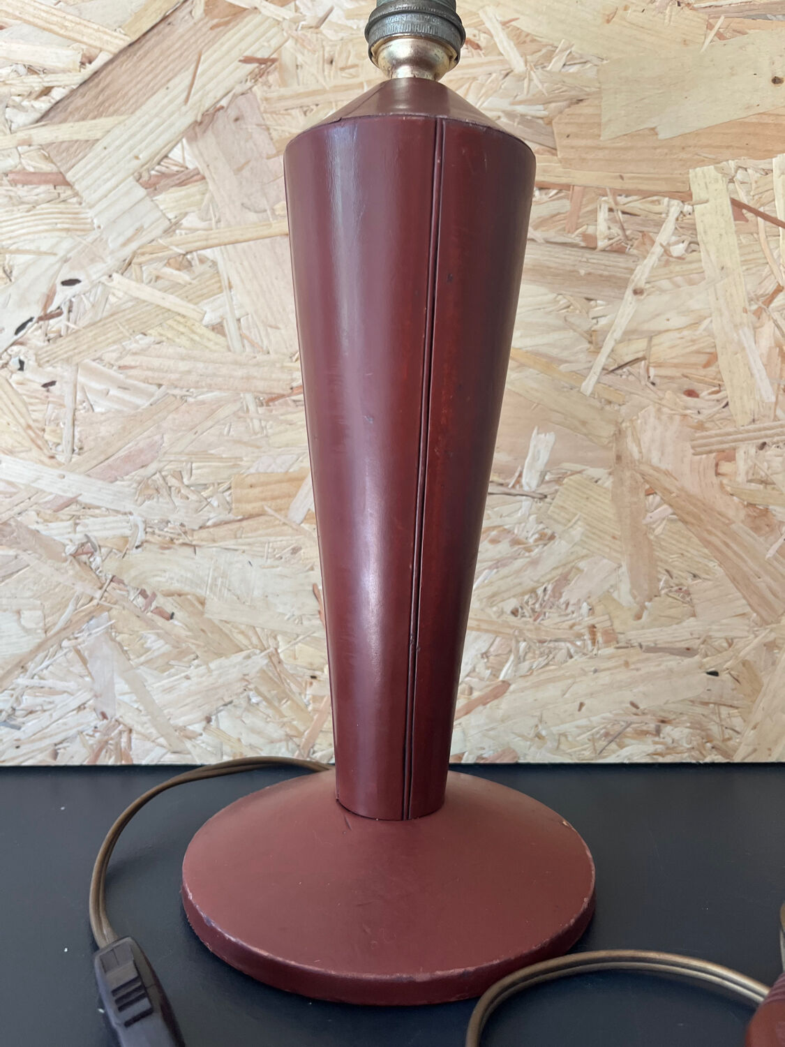 Conical lamp foot in bayonet leather